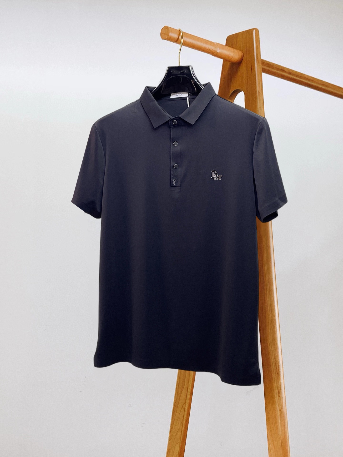 NO:137732,Dior High-end Business White-collar workers are a must-have item for individuals in the unit!  Seizure-free pressed gel ice silk casual business short-sleeved Polo, technology fabric, ice silk traceless, very good body feel, smooth feel and great texture!  Good elasticity, no sense of restraint, the fabric has its own breathable mesh, moisture absorption and sweating, quick drying and keeping it dry, small lapel placket-breasted design, showing a straight posture, not soft pedal, simple style, can be used for business and leisure, highly recommended!  High-elastic ice silk, the touch is as smooth as jade silk, clean and neat, and elegant and gentlemanly. The high-end materials are the key to the fabric, the quality control must be used. The feel is extremely delicate and smooth, the fabric has a good gloss and upper body skeleton feel, so we can greet mature and quality men's clothing!  Sweat in summer and dry in seconds, a brand new experience Business commuting and leisure M-4XL, dior, T-shirt, alexander wang19860909迪奥 高端商务 白领 单位人士必入单品！ 无痕压胶冰丝休闲商务短袖Polo,科技面料,冰丝无痕,体感非常棒,手感顺滑质感很棒！弹性好,无任何束缚感,面料自带透气网孔,吸湿排汗,速干保持干爽,小翻领门襟排扣设计,展露挺拔姿态,不软踏,简约款式,商务休闲都可驾驭,强烈推荐！高弹冰丝,触感堪比玉蚕丝一样丝滑,干净利落,儒雅绅士风度.高级材质,重点就是面料上,品控的必上,手感极其细腻光滑,面料光泽感和上身骨架感好,打招成熟品质男装！夏天出汗秒干,全新体验 商务通勤休闲 M-4XL,,dior,T-shirt,alexander wang,Men's clothing