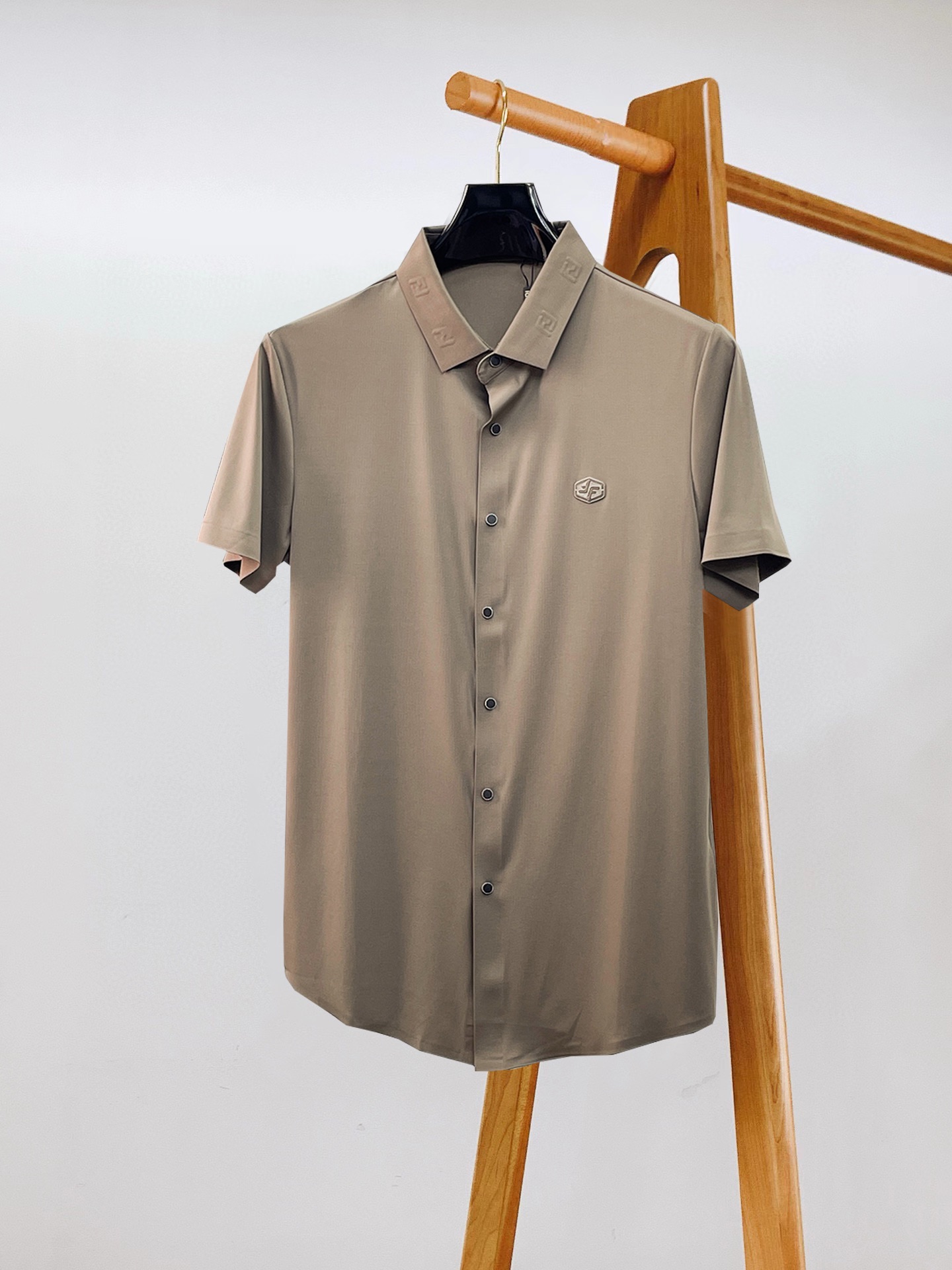 NO:137741,Fendi High-end Business White-collar workers are a must-have item for individuals in the unit!  Seizure-free pressed gel ice silk casual business short-sleeved Polo, technology fabric, ice silk traceless, very good body feel, smooth feel and great texture!  Good elasticity, no sense of restraint, the fabric has its own breathable mesh, moisture absorption and sweating, quick drying and keeping it dry, small lapel placket-breasted design, showing a straight posture, not soft pedal, simple style, can be used for business and leisure, highly recommended!  High-elastic ice silk, the touch is as smooth as jade silk, clean and neat, and elegant and gentlemanly. The high-end materials are the key to the fabric, the quality control must be used. The feel is extremely delicate and smooth, the fabric has a good gloss and upper body skeleton feel, so we can greet mature and quality men's clothing!  Sweat in summer and dry instantly, a brand new experience Business commuting and leisure M-4XL, fendi, T-shirt, alexander wang19860909芬迪 高端商务 白领 单位人士必入单品！ 无痕压胶冰丝休闲商务短袖Polo,科技面料,冰丝无痕,体感非常棒,手感顺滑质感很棒！弹性好,无任何束缚感,面料自带透气网孔,吸湿排汗,速干保持干爽,小翻领门襟排扣设计,展露挺拔姿态,不软踏,简约款式,商务休闲都可驾驭,强烈推荐！高弹冰丝,触感堪比玉蚕丝一样丝滑,干净利落,儒雅绅士风度.高级材质,重点就是面料上,品控的必上,手感极其细腻光滑,面料光泽感和上身骨架感好,打招成熟品质男装！夏天出汗秒干,全新体验 商务通勤休闲 M-4XL,,fendi,T-shirt,alexander wang,Men's clothing