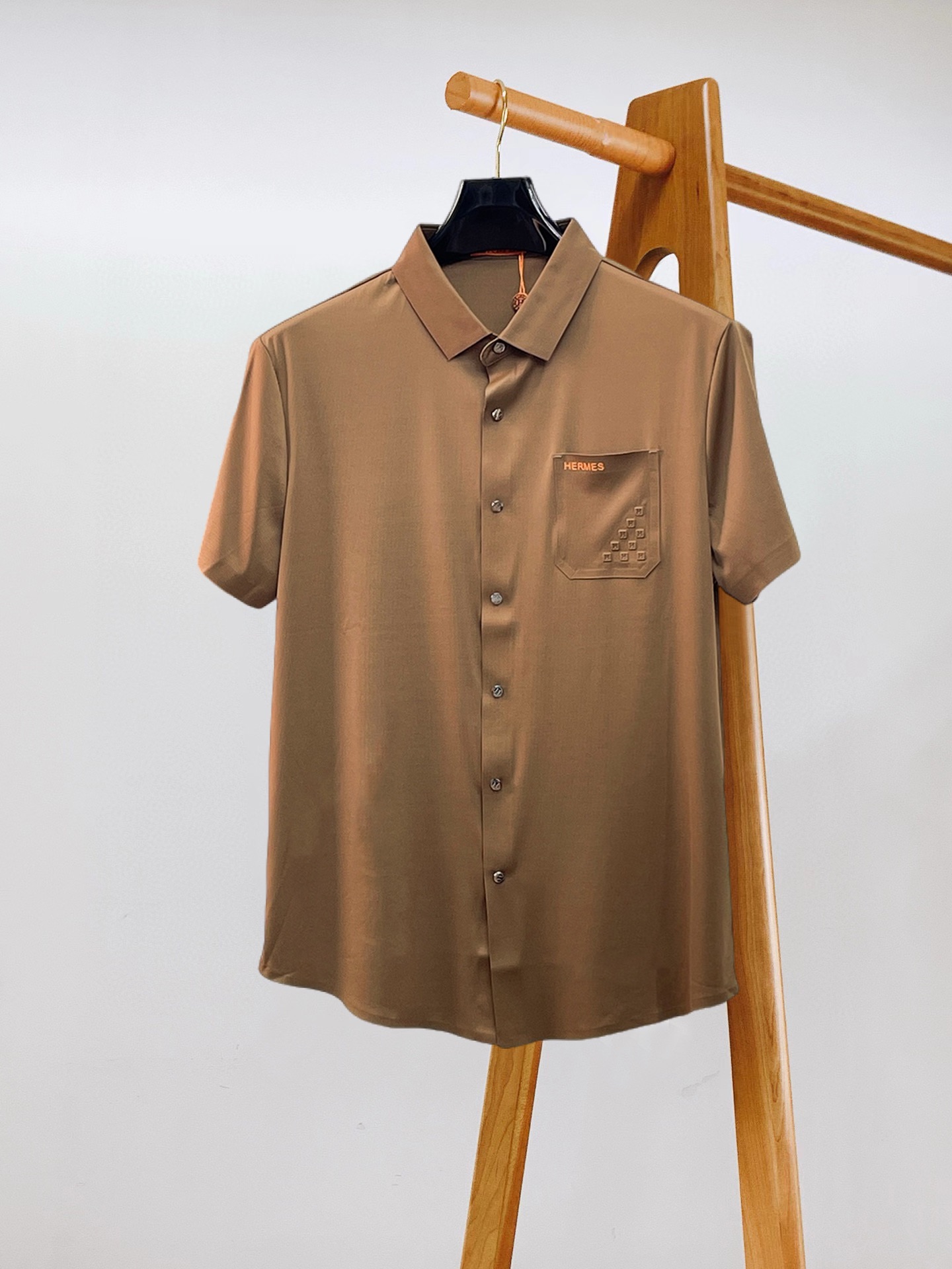 NO:137744,Hermes High-end Business White-collar workers are a must-have item for people in the unit!  Seal-free pressed glue ice silk casual business short-sleeved shirt, technological fabric, ice silk traceless, very good body feel, smooth feel and great texture!  Good elasticity, no sense of restraint, the fabric has its own breathable mesh, moisture absorption and sweating, quick drying and keeping it dry, small lapel placket-breasted design, showing a straight posture, not soft pedal, simple style, can be used for business and leisure, highly recommended!  High-elastic ice silk, the touch is as smooth as jade silk, clean and neat, and elegant and gentlemanly. The high-end materials are the key to the fabric, the quality control must be used. The feel is extremely delicate and smooth, the fabric has a good gloss and upper body skeleton feel, so we can greet mature and quality men's clothing!  Sweat in summer and dry in seconds, a brand new experience Business commuting and leisure M-4XL, hermes,shirts,T-shirt,alexander wang19860909爱马仕 高端商务 白领 单位人士必入单品！ 无痕压胶冰丝休闲商务短袖衬衫,科技面料,冰丝无痕,体感非常棒,手感顺滑质感很棒！弹性好,无任何束缚感,面料自带透气网孔,吸湿排汗,速干保持干爽,小翻领门襟排扣设计,展露挺拔姿态,不软踏,简约款式,商务休闲都可驾驭,强烈推荐！高弹冰丝,触感堪比玉蚕丝一样丝滑,干净利落,儒雅绅士风度.高级材质,重点就是面料上,品控的必上,手感极其细腻光滑,面料光泽感和上身骨架感好,打招成熟品质男装！夏天出汗秒干,全新体验 商务通勤休闲 M-4XL,,hermes,shirts,T-shirt,alexander wang,Men's clothing