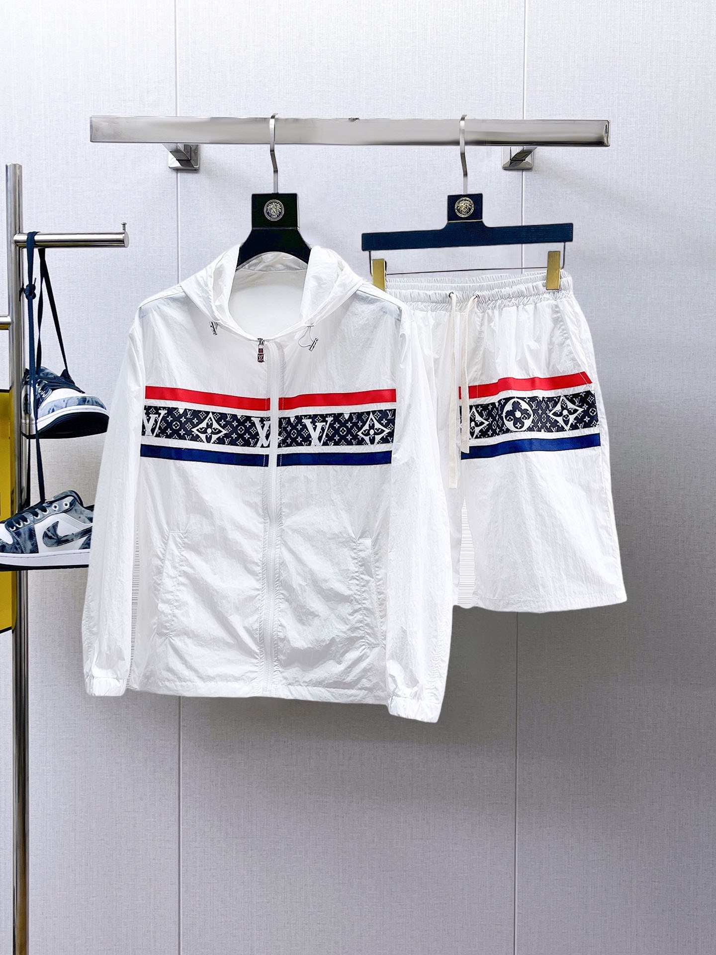 NO:469439,LV 2025 summer sun protection suit, made of imported light nylon technology fabric, 3D printed upper body is soft and comfortable, wind, rain and sun protection, and super light!  The style is even more fashionable and stylish, all hardware is supplied by customers, and the zipper is engraved with the counter brand logo, and various details highlight the quality!  It can be worn as a jacket in spring and autumn, and it is usually very nice to use it to make a concave look!  Making air-conditioned sunscreen clothes in summer, practical and versatile. Number of codes M~XXXL,,louis vuitton,jackets & coats,alexander wang19860909LV 2025夏季防晒衣套装,采用进口轻尼龙科技面料制作,3D印花上身柔软舒适,防风防雨防晒,并且超级轻盈！款式更是时尚有型,五金全部客供,拉链刻有专柜品牌logo ,各种细节凸显品质！春秋可作为外套穿搭,平时用以凹造型都非常nice！夏季做空调防晒衣,实用又百搭. 码数M～XXXL,,louis vuitton,jackets & coats,alexander wang,Men's clothing