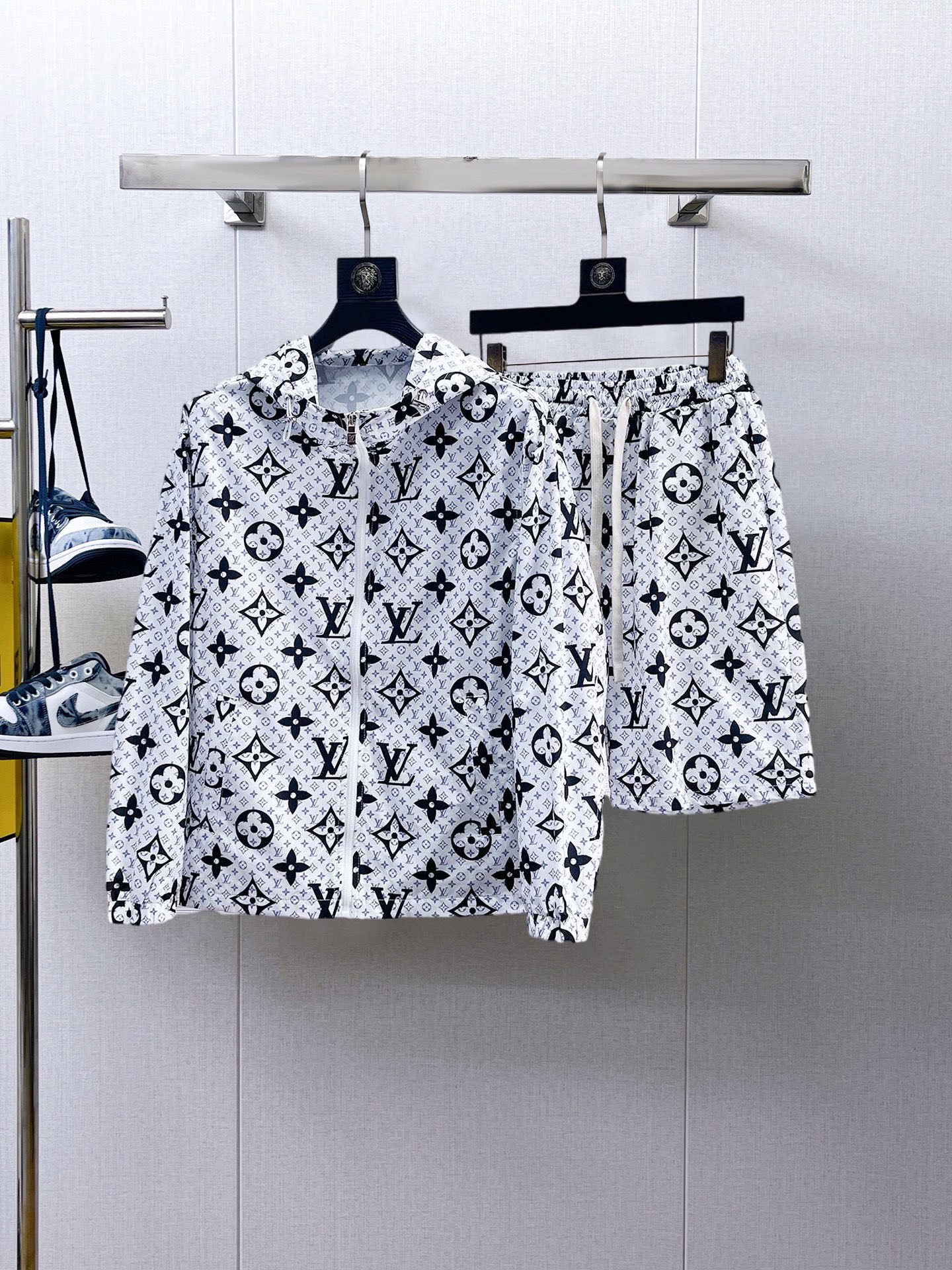 NO:469422,LV 2025 summer sun protection suit, made of imported light nylon technology fabric, 3D printed upper body is soft and comfortable, wind, rain and sun protection, and super light!  The style is even more fashionable and stylish, all hardware is supplied by customers, and the zipper is engraved with the counter brand logo, and various details highlight the quality!  It can be worn as a jacket in spring and autumn, and it is usually very nice to use it to make a concave look!  Making air-conditioned sunscreen clothes in summer, practical and versatile. Number of codes M~XXXL,,louis vuitton,jackets & coats,alexander wang19860909LV 2025夏季防晒衣套装,采用进口轻尼龙科技面料制作,3D印花上身柔软舒适,防风防雨防晒,并且超级轻盈！款式更是时尚有型,五金全部客供,拉链刻有专柜品牌logo ,各种细节凸显品质！春秋可作为外套穿搭,平时用以凹造型都非常nice！夏季做空调防晒衣,实用又百搭. 码数M～XXXL,,louis vuitton,jackets & coats,alexander wang,Men's clothing