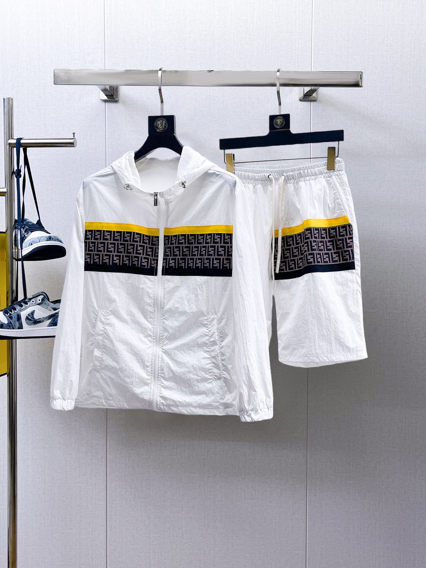 NO:469430,Fendi 2025 summer sun protection suit, made of imported light nylon technology fabric, 3D printed upper body is soft and comfortable, wind, rain and sun protection, and super light!  The style is even more fashionable and stylish, all hardware is supplied by customers, and the zipper is engraved with the counter brand logo, and various details highlight the quality!  It can be worn as a jacket in spring and autumn, and it is usually very nice to use it to make a concave look!  Making air-conditioned sunscreen clothes in summer is practical and versatile. Number of codes M~XXXL, fendi, jackets & coats, alexander wang19860909芬迪 2025夏季防晒衣套装,采用进口轻尼龙科技面料制作,3D印花上身柔软舒适,防风防雨防晒,并且超级轻盈！款式更是时尚有型,五金全部客供,拉链刻有专柜品牌logo ,各种细节凸显品质！春秋可作为外套穿搭,平时用以凹造型都非常nice！夏季做空调防晒衣,实用又百搭. 码数M～XXXL,,fendi,jackets & coats,alexander wang,Men's clothing