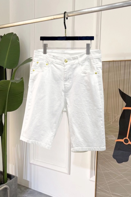 Versace 2025SS White Cotton Casual Summer Shorts with Gold Logo Accents 1 Versace 2025SS White Cotton Casual Summer Shorts with Gold Logo Accents