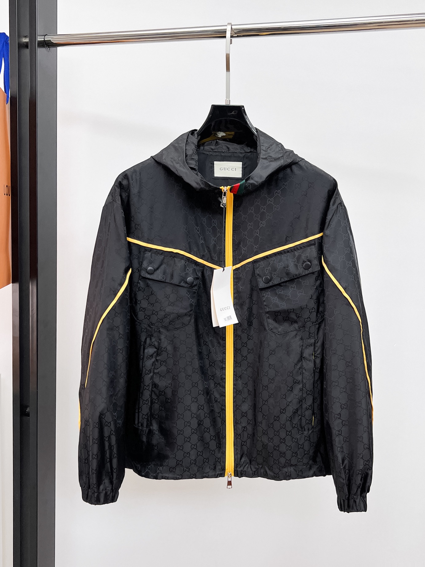 NO:130699,Guqi 2025 spring new jacket jacket, the new product on the show is perfect, comfortable and warm, the three standards are complete in color and full and attractive, and the very outstanding design easily advances the sense of fashion, the workmanship is extremely exquisite and rigorous, and the wiring is neat and meticulous!  A masterpiece of a big-name designer!  The upper body doesn't look bloated and super handsome!  Spot code M ~ 3XL,,jackets & coats,jackets & coats,alexander wang19860909古奇 2025春季新款夹克外套,秀场新品品相非常完美,舒适保暖,三标齐全色泽饱满诱人,非常出彩的设计,轻松将时髦感进阶,做工极为考究严谨,走线工整细致！大牌设计师巨作！上身不显臃肿、超级帅气！现货码数M ～ 3XL,,jackets & coats,jackets & coats,alexander wang,Men's clothing