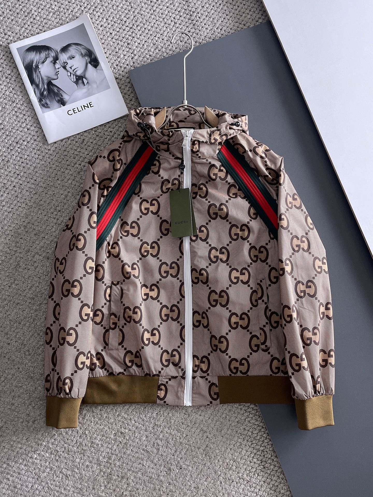 NO:511281,Guqi 2025 autumn new jacket jacket, the new product on the show is perfect, comfortable and warm, the three standards are complete in color and full and attractive, and the very outstanding design easily advances the sense of fashion, the workmanship is extremely exquisite and rigorous, and the wiring is neat and meticulous!  A masterpiece of a big-name designer!  The upper body doesn't look bloated and super handsome!  Spot code M ~ XXXL,,jackets & coats,jackets & coats,alexander wang19860909古奇 2025秋季新款夹克外套,秀场新品品相非常完美,舒适保暖,三标齐全色泽饱满诱人,非常出彩的设计,轻松将时髦感进阶,做工极为考究严谨,走线工整细致！大牌设计师巨作！上身不显臃肿、超级帅气！现货码数M ～ XXXL,,jackets & coats,jackets & coats,alexander wang,Men's clothing