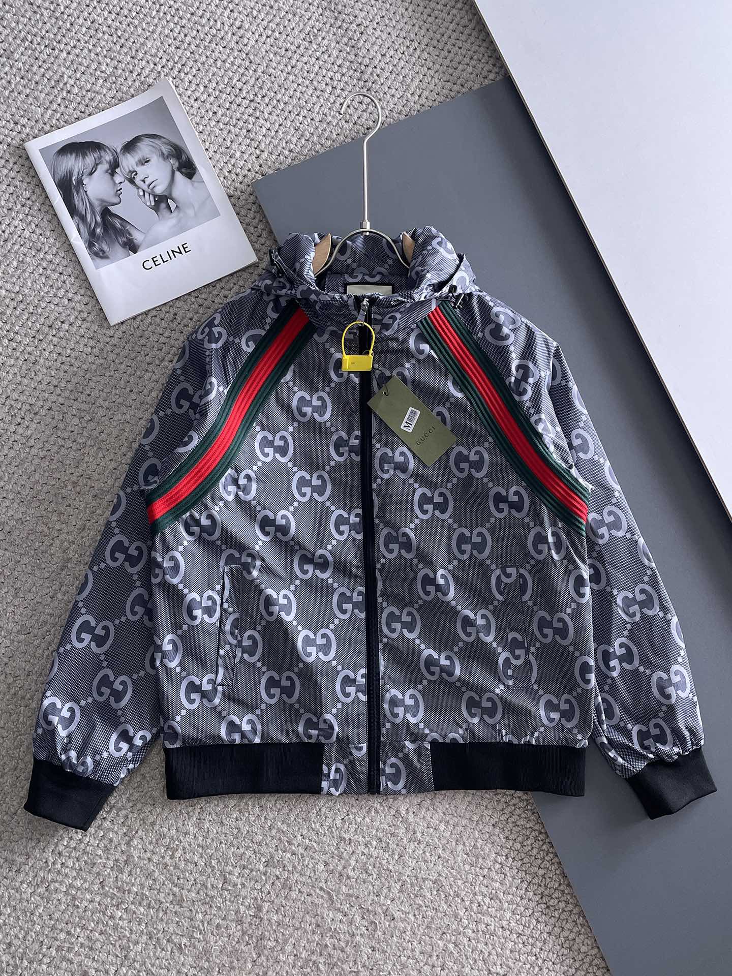 NO:511265,Guqi 2025 autumn new jacket jacket, the new product on the show is perfect, comfortable and warm, the three standards are complete in color and full and attractive, and the very outstanding design easily advances the sense of fashion, the workmanship is extremely exquisite and rigorous, and the wiring is neat and meticulous!  A masterpiece of a big-name designer!  The upper body doesn't look bloated and super handsome!  Spot code M ~ XXXL,,jackets & coats,jackets & coats,alexander wang19860909古奇 2025秋季新款夹克外套,秀场新品品相非常完美,舒适保暖,三标齐全色泽饱满诱人,非常出彩的设计,轻松将时髦感进阶,做工极为考究严谨,走线工整细致！大牌设计师巨作！上身不显臃肿、超级帅气！现货码数M ～ XXXL,,jackets & coats,jackets & coats,alexander wang,Men's clothing