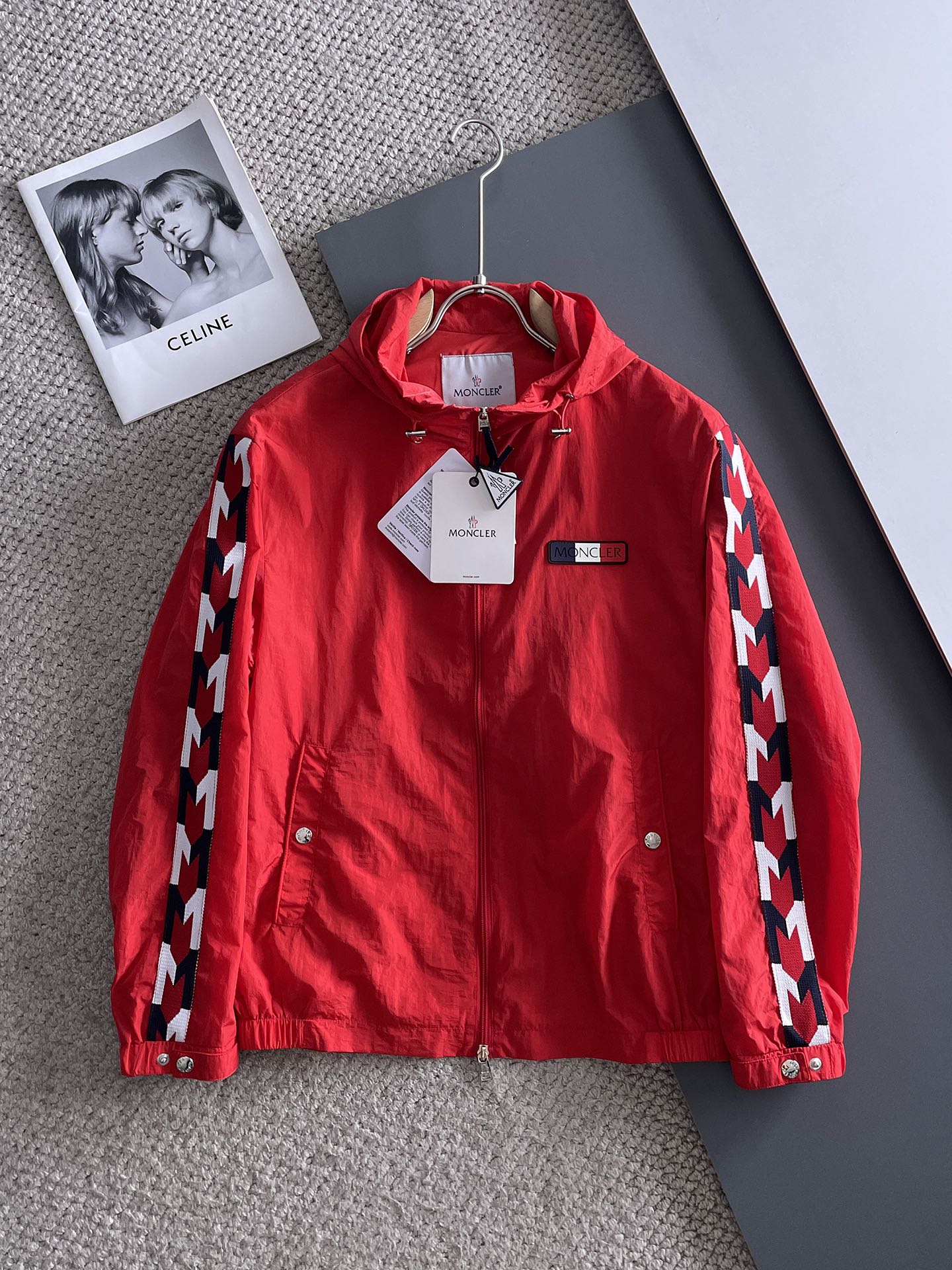 NO:122382,The new 2025 spring jacket, the new product on the show is perfect, comfortable and warm, the three-standard complete colors and full and attractive, and the very outstanding design easily advances the sense of fashion. The workmanship is extremely exquisite and rigorous, and the wiring is neat and meticulous!  A masterpiece of a big-name designer!  The upper body doesn't look bloated and super handsome!  Spot code M ~ XXXL,,Moncler,jackets & coats,jackets & coats,alexander wang19860909蒙口 2025春季新款夹克外套,秀场新品品相非常完美,舒适保暖,三标齐全色泽饱满诱人,非常出彩的设计,轻松将时髦感进阶,做工极为考究严谨,走线工整细致！大牌设计师巨作！上身不显臃肿、超级帅气！现货码数M ～ XXXL,,Moncler,jackets & coats,jackets & coats,alexander wang,Men's clothing