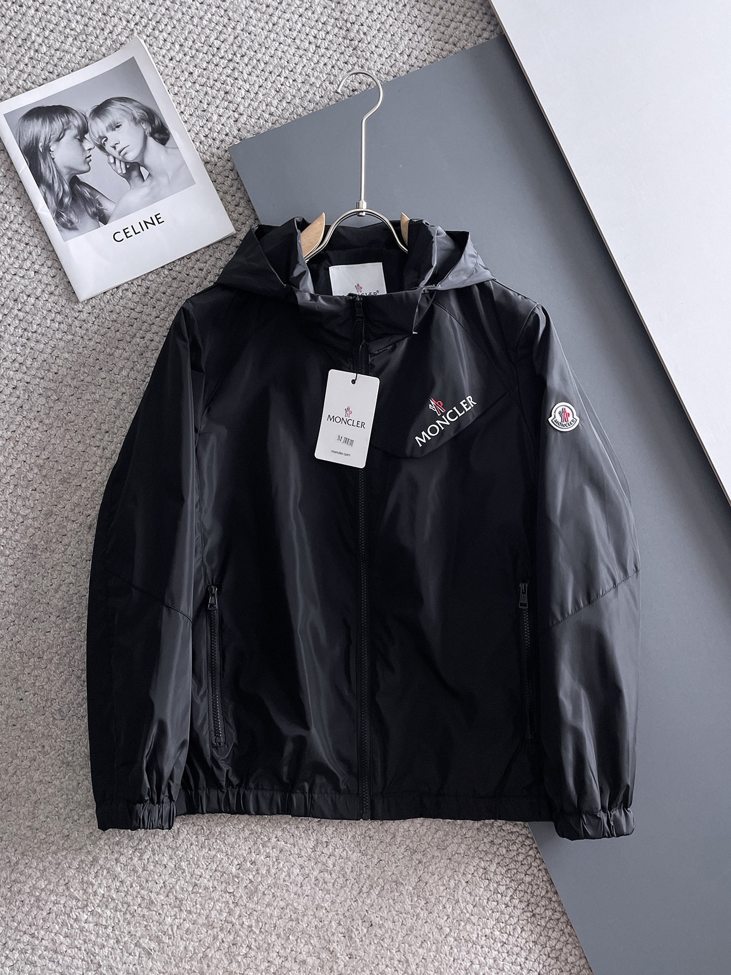 NO:122371,The new 2025 spring jacket, the new product on the show is perfect, comfortable and warm, the three-standard complete colors and full and attractive, and the very outstanding design easily advances the sense of fashion. The workmanship is extremely exquisite and rigorous, and the wiring is neat and meticulous!  A masterpiece of a big-name designer!  The upper body doesn't look bloated and super handsome!  Spot code M ~ XXXL,,Moncler,jackets & coats,jackets & coats,alexander wang19860909蒙口 2025春季新款夹克外套,秀场新品品相非常完美,舒适保暖,三标齐全色泽饱满诱人,非常出彩的设计,轻松将时髦感进阶,做工极为考究严谨,走线工整细致！大牌设计师巨作！上身不显臃肿、超级帅气！现货码数M ～ XXXL,,Moncler,jackets & coats,jackets & coats,alexander wang,Men's clothing