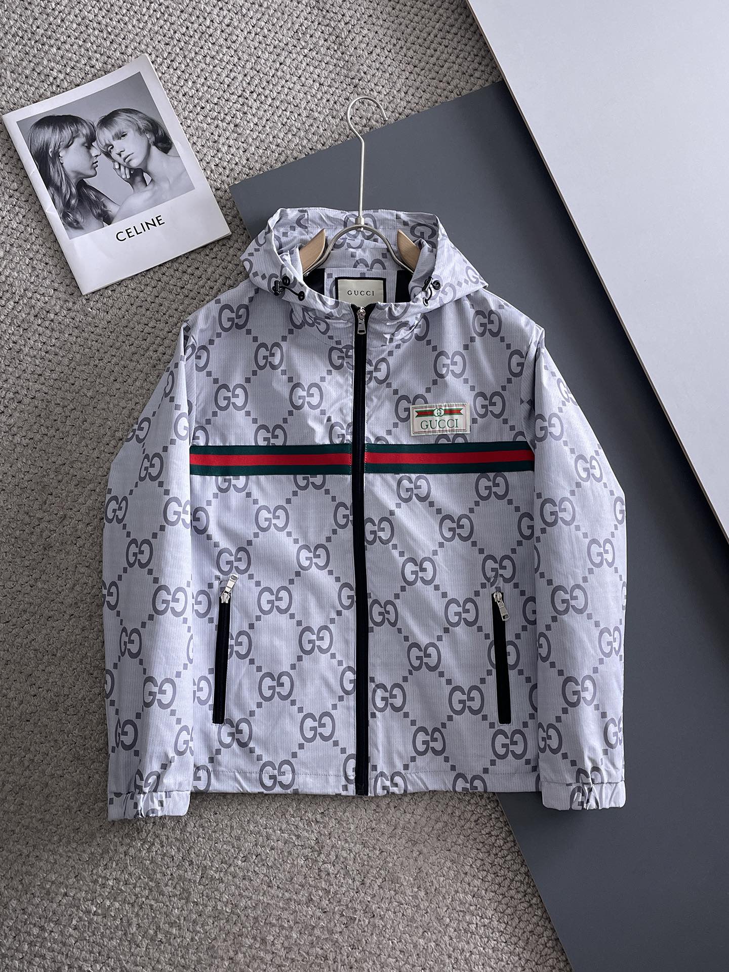 NO:122391,Guqi 2025 spring new jacket jacket, the new product on the show is perfect, comfortable and warm, the three standards are complete in color and full and attractive, and the very outstanding design easily advances the sense of fashion, the workmanship is extremely exquisite and rigorous, and the wiring is neat and meticulous!  A masterpiece of a big-name designer!  The upper body doesn't look bloated and super handsome!  Spot code M ~ XXXL,,jackets & coats,jackets & coats,alexander wang19860909古奇 2025春季新款夹克外套,秀场新品品相非常完美,舒适保暖,三标齐全色泽饱满诱人,非常出彩的设计,轻松将时髦感进阶,做工极为考究严谨,走线工整细致！大牌设计师巨作！上身不显臃肿、超级帅气！现货码数M ～ XXXL,,jackets & coats,jackets & coats,alexander wang,Men's clothing