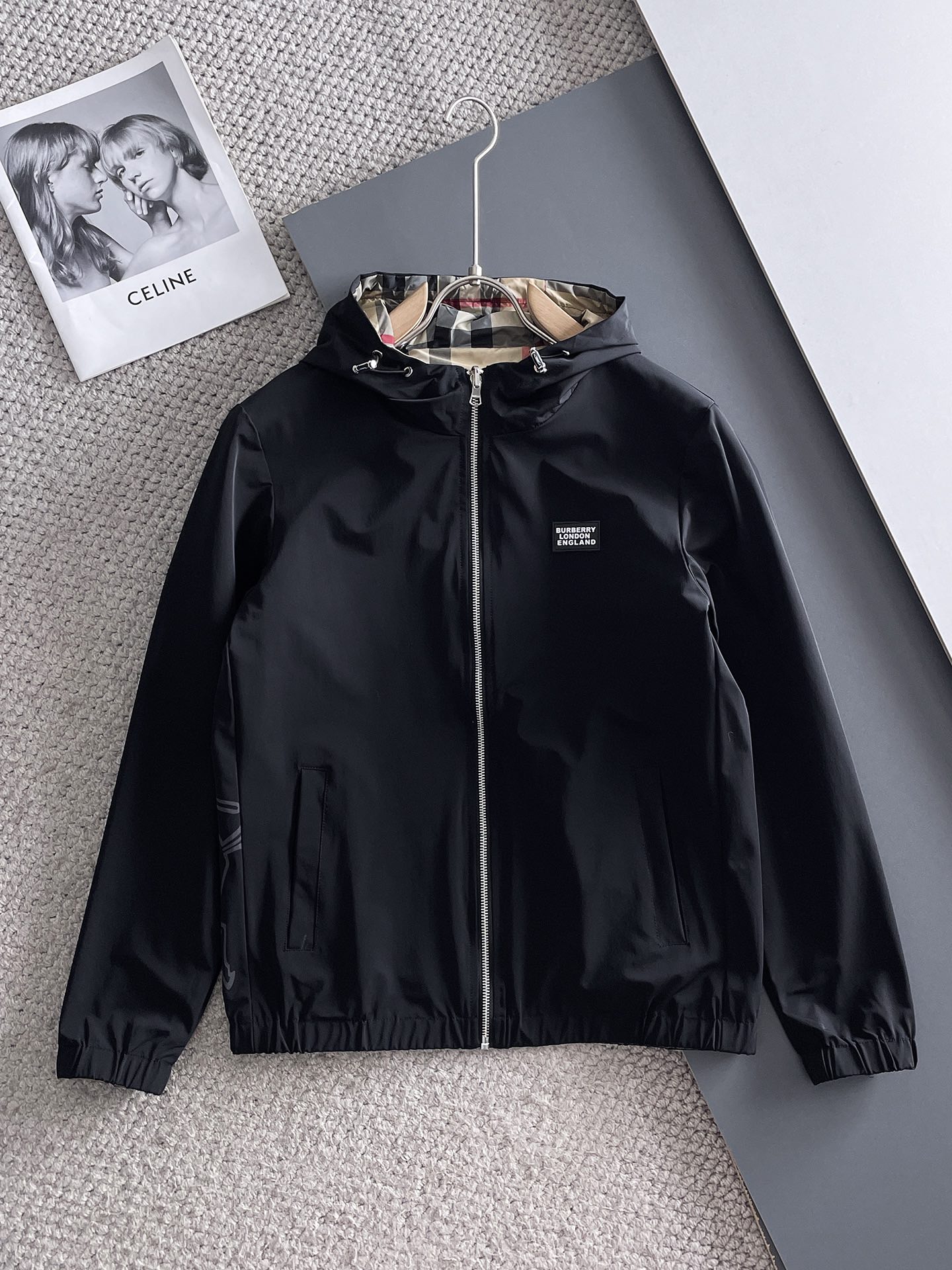 NO:122367,Burberry's new spring jacket for 2025, the new product on the show is perfect, comfortable and warm, the three-standard complete colors and full and attractive, and the very outstanding design easily advances the sense of fashion. The workmanship is extremely exquisite and rigorous, and the wiring is neat and meticulous!  A masterpiece of a big-name designer!  The upper body doesn't look bloated and super handsome!  Spot code M ~ XXXL,,burberry,jackets & coats,jackets & coats,alexander wang19860909巴宝莉 2025春季新款夹克外套,秀场新品品相非常完美,舒适保暖,三标齐全色泽饱满诱人,非常出彩的设计,轻松将时髦感进阶,做工极为考究严谨,走线工整细致！大牌设计师巨作！上身不显臃肿、超级帅气！现货码数M ～ XXXL,,burberry,jackets & coats,jackets & coats,alexander wang,Men's clothing