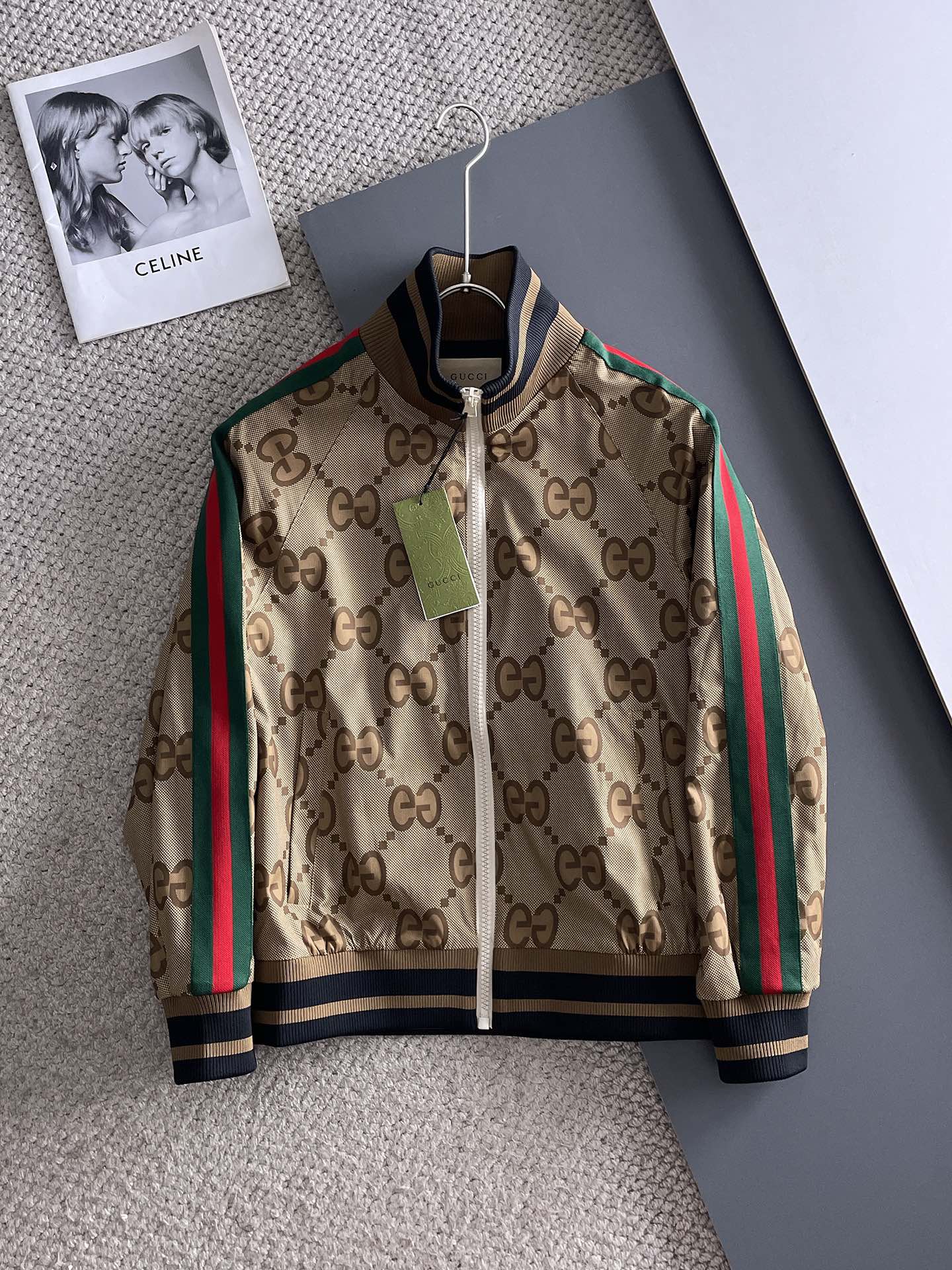 NO:122385,Guqi 2025 spring new jacket jacket, the new product on the show is perfect, comfortable and warm, the three standards are complete in color and full and attractive, and the very outstanding design easily advances the sense of fashion, the workmanship is extremely exquisite and rigorous, and the wiring is neat and meticulous!  A masterpiece of a big-name designer!  The upper body doesn't look bloated and super handsome!  Spot code M ~ XXXL,,jackets & coats,jackets & coats,alexander wang19860909古奇 2025春季新款夹克外套,秀场新品品相非常完美,舒适保暖,三标齐全色泽饱满诱人,非常出彩的设计,轻松将时髦感进阶,做工极为考究严谨,走线工整细致！大牌设计师巨作！上身不显臃肿、超级帅气！现货码数M ～ XXXL,,jackets & coats,jackets & coats,alexander wang,Men's clothing