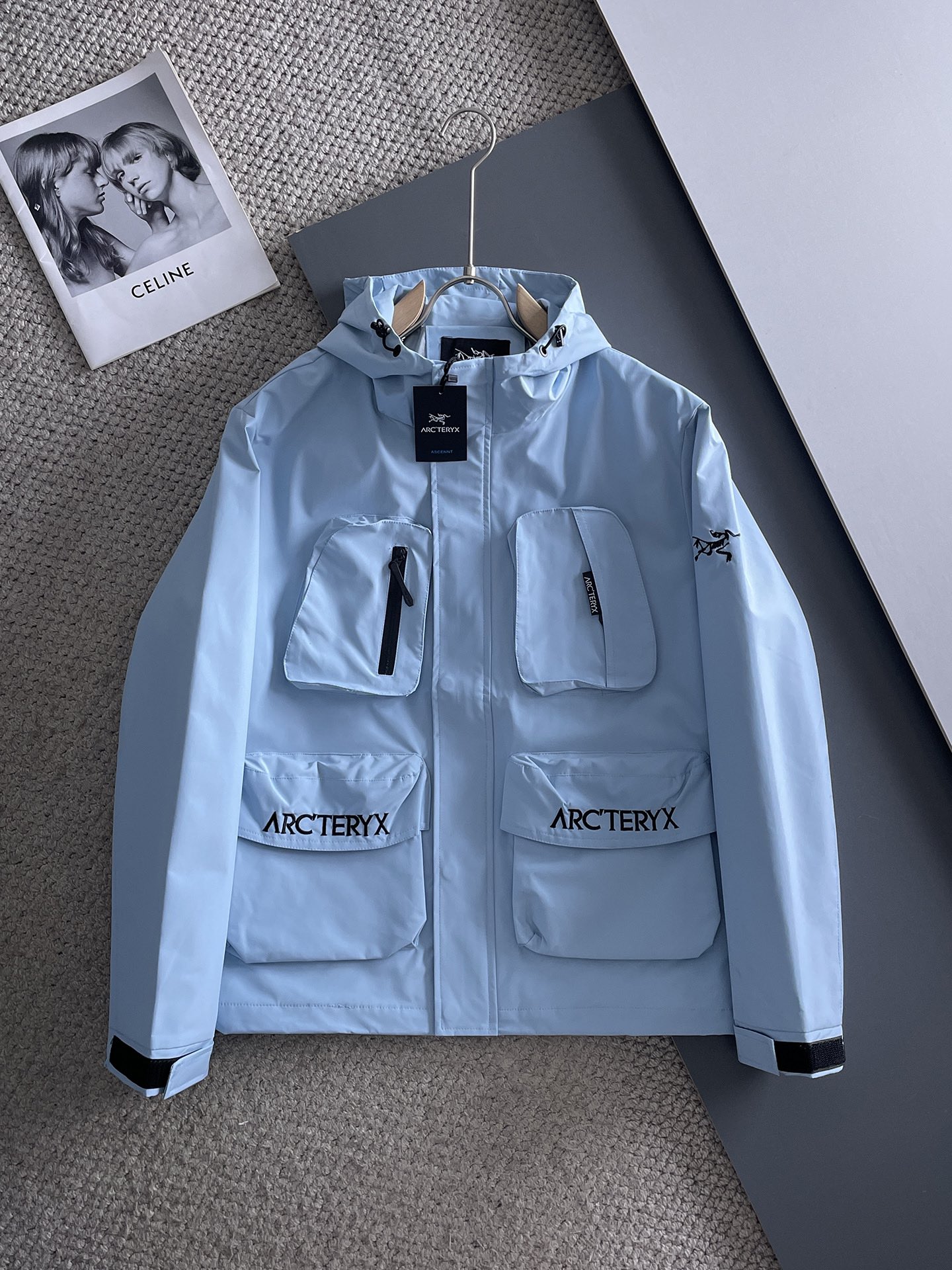 NO:511184,Archaeopteryx 2025 autumn new jacket, the new product on the show is perfect, comfortable and warm, the three standards are complete in color and full and attractive, and the very outstanding design easily advances the sense of fashion. The workmanship is extremely exquisite and rigorous, and the wiring is neat and meticulous!  A masterpiece of a big-name designer!  The upper body doesn't look bloated and super handsome!  Spot code M ~ XXXL,arc'teryx,jackets & coats,jackets & coats,alexander wang19860909始祖鸟 2025秋季新款夹克外套,秀场新品品相非常完美,舒适保暖,三标齐全色泽饱满诱人,非常出彩的设计,轻松将时髦感进阶,做工极为考究严谨,走线工整细致！大牌设计师巨作！上身不显臃肿、超级帅气！现货码数M ～ XXXL,arc'teryx,jackets & coats,jackets & coats,alexander wang,Men's clothing