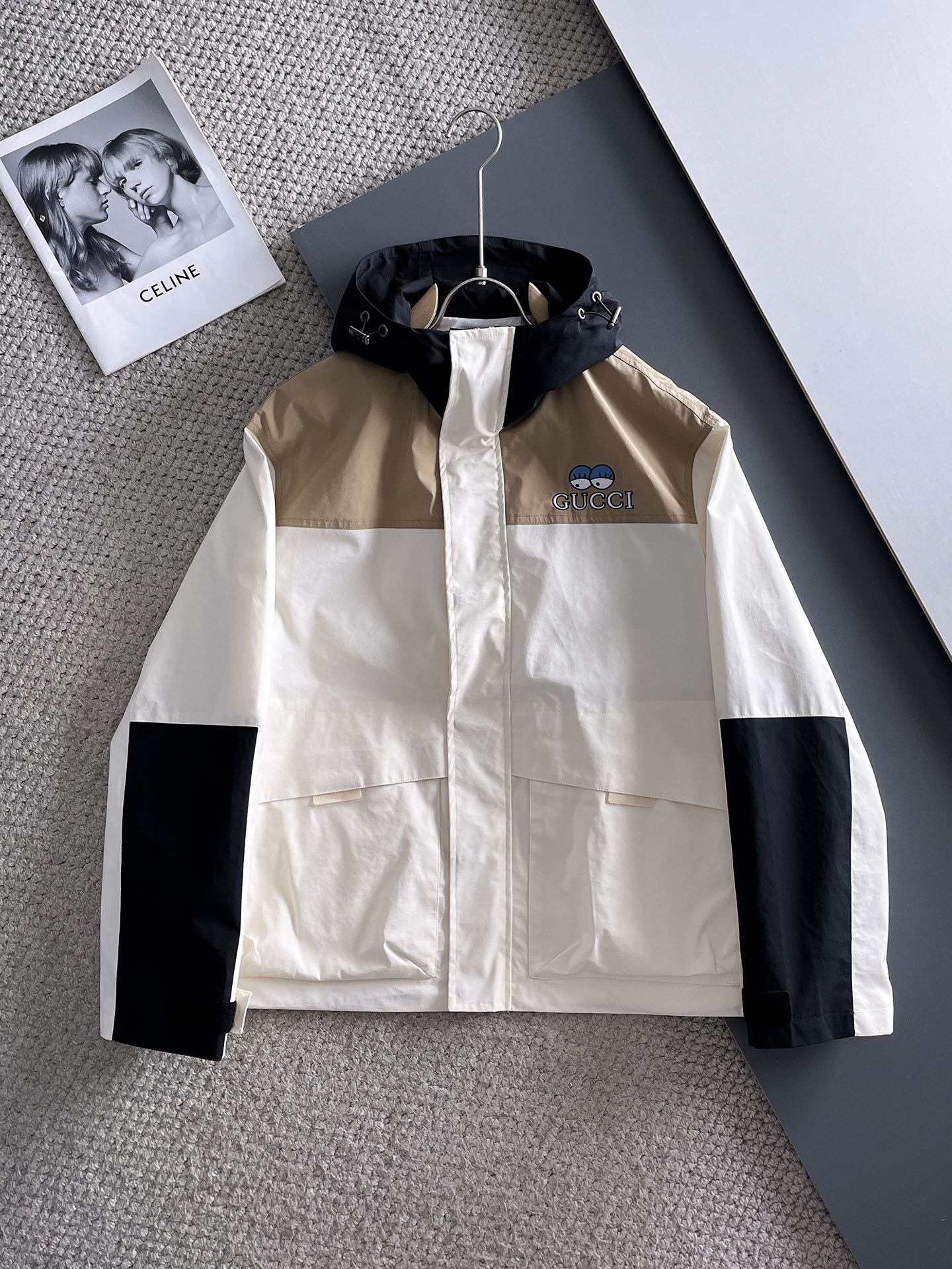 NO:511254,Guqi 2025 autumn new jacket jacket, the new product on the show is perfect, comfortable and warm, the three standards are complete in color and full and attractive, and the very outstanding design easily advances the sense of fashion, the workmanship is extremely exquisite and rigorous, and the wiring is neat and meticulous!  A masterpiece of a big-name designer!  The upper body doesn't look bloated and super handsome!  Spot code M ~ XXXL,,jackets & coats,jackets & coats,alexander wang19860909古奇 2025秋季新款夹克外套,秀场新品品相非常完美,舒适保暖,三标齐全色泽饱满诱人,非常出彩的设计,轻松将时髦感进阶,做工极为考究严谨,走线工整细致！大牌设计师巨作！上身不显臃肿、超级帅气！现货码数M ～ XXXL,,jackets & coats,jackets & coats,alexander wang,Men's clothing