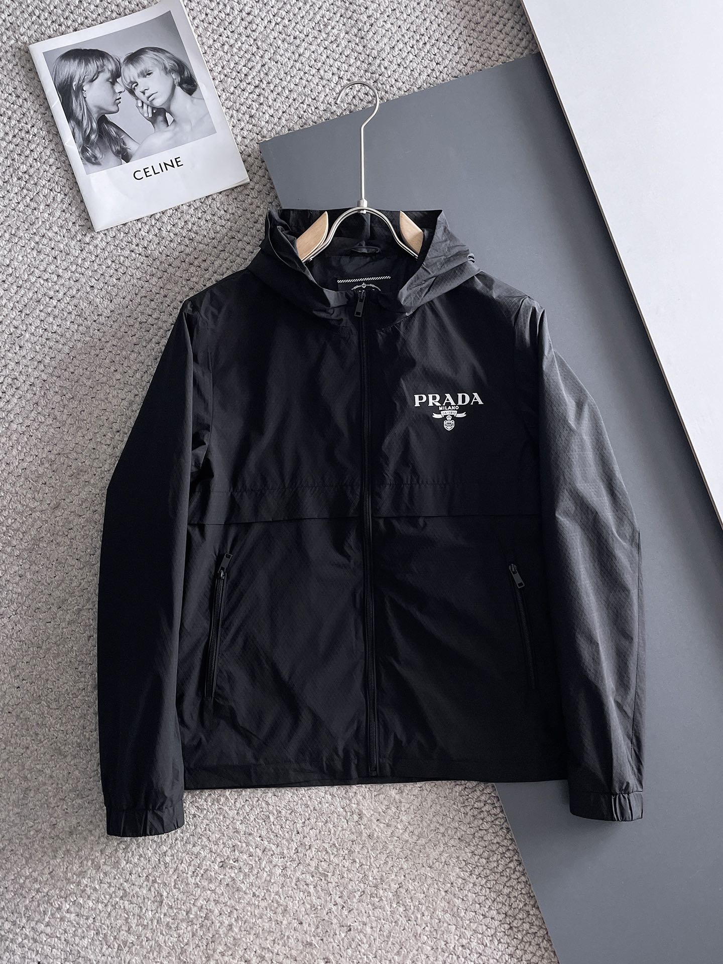 NO:511270,Prada 2025 autumn new jacket jacket, the new product on the show is perfect, comfortable and warm, the three standards are complete in color and full and attractive, and the very outstanding design easily advances the sense of fashion. The workmanship is extremely exquisite and rigorous, and the wiring is neat and meticulous!  A masterpiece of a big-name designer!  The upper body doesn't look bloated and super handsome!  Spot code M ~ XXXL,,prada,jackets & coats,jackets & coats,alexander wang19860909普拉达 2025秋季新款夹克外套,秀场新品品相非常完美,舒适保暖,三标齐全色泽饱满诱人,非常出彩的设计,轻松将时髦感进阶,做工极为考究严谨,走线工整细致！大牌设计师巨作！上身不显臃肿、超级帅气！现货码数M ～ XXXL,,prada,jackets & coats,jackets & coats,alexander wang,Men's clothing