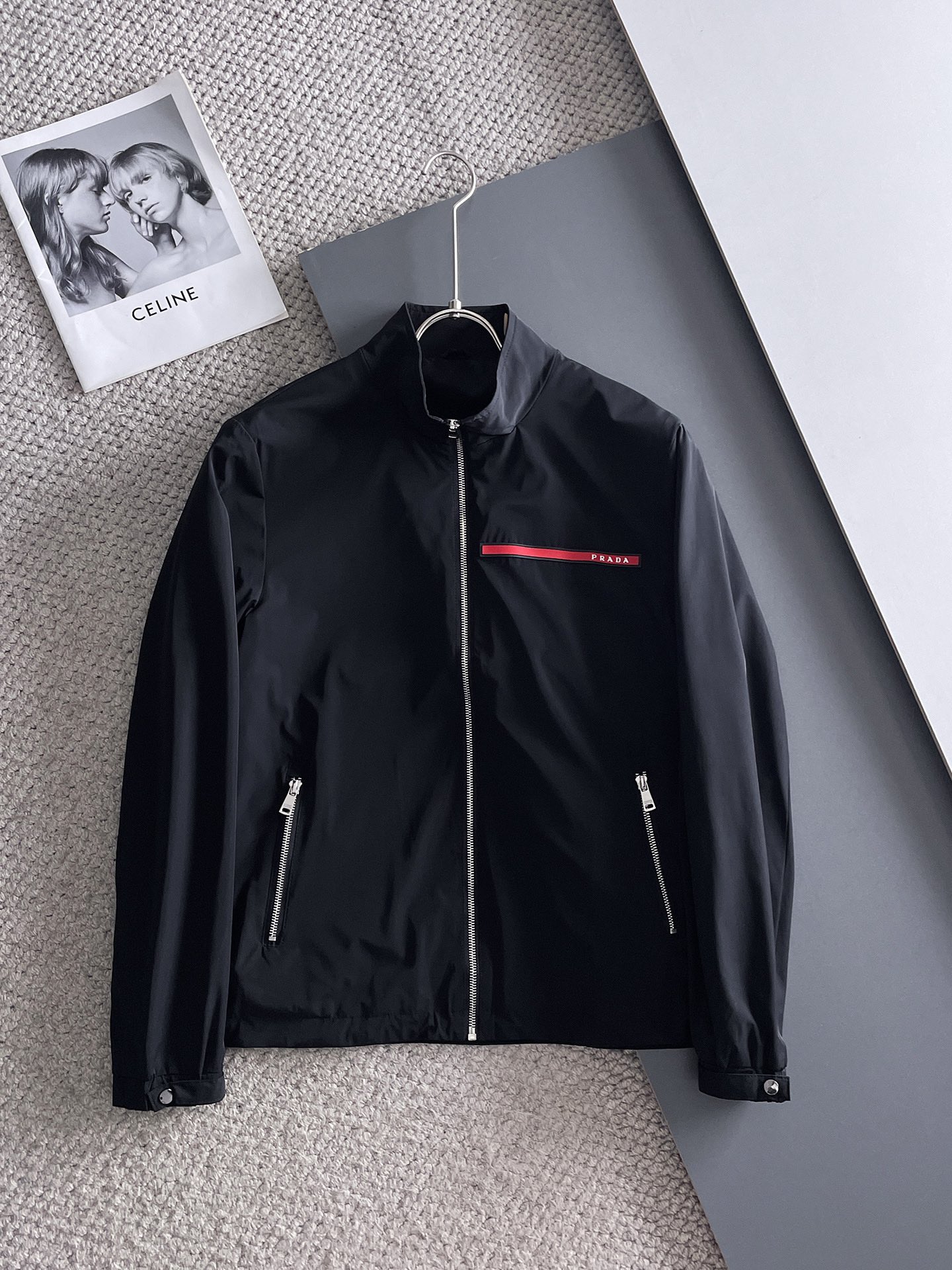 NO:511278,Prada 2025 autumn new jacket jacket, the new product on the show is perfect, comfortable and warm, the three standards are complete in color and full and attractive, and the very outstanding design easily advances the sense of fashion. The workmanship is extremely exquisite and rigorous, and the wiring is neat and meticulous!  A masterpiece of a big-name designer!  The upper body doesn't look bloated and super handsome!  Spot code M ~ XXXL,,prada,jackets & coats,jackets & coats,alexander wang19860909普拉达 2025秋季新款夹克外套,秀场新品品相非常完美,舒适保暖,三标齐全色泽饱满诱人,非常出彩的设计,轻松将时髦感进阶,做工极为考究严谨,走线工整细致！大牌设计师巨作！上身不显臃肿、超级帅气！现货码数M ～ XXXL,,prada,jackets & coats,jackets & coats,alexander wang,Men's clothing