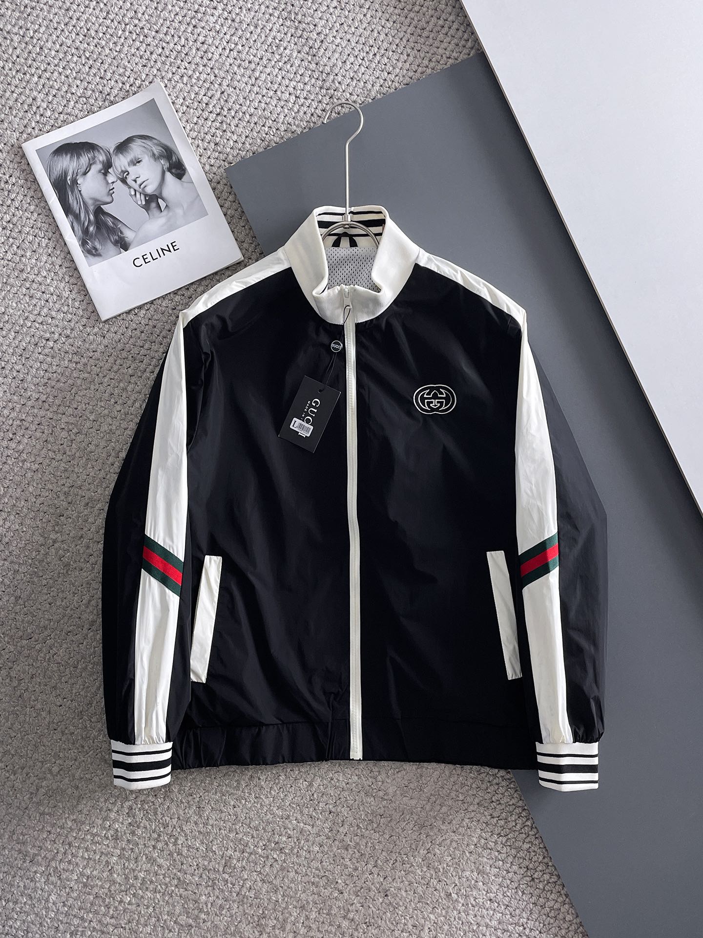 NO:122390,Guqi 2025 spring new jacket jacket, the new product on the show is perfect, comfortable and warm, the three standards are complete in color and full and attractive, and the very outstanding design easily advances the sense of fashion, the workmanship is extremely exquisite and rigorous, and the wiring is neat and meticulous!  A masterpiece of a big-name designer!  The upper body doesn't look bloated and super handsome!  Spot code M ~ XXXL,,jackets & coats,jackets & coats,alexander wang19860909古奇 2025春季新款夹克外套,秀场新品品相非常完美,舒适保暖,三标齐全色泽饱满诱人,非常出彩的设计,轻松将时髦感进阶,做工极为考究严谨,走线工整细致！大牌设计师巨作！上身不显臃肿、超级帅气！现货码数M ～ XXXL,,jackets & coats,jackets & coats,alexander wang,Men's clothing