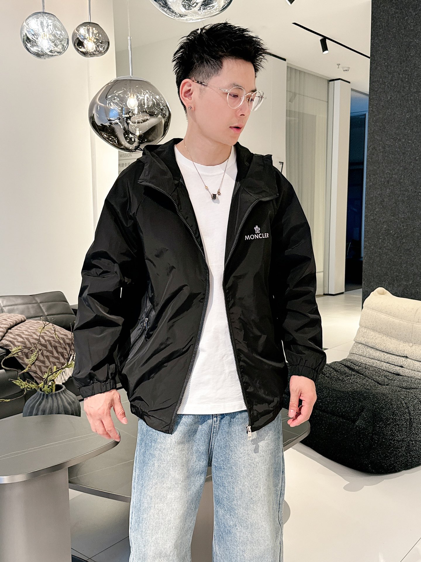 NO:513116,The new 2025 autumn jacket, the new product on the show is perfect, comfortable and warm, the three-standard complete colors and full and attractive, and the very outstanding design easily advances the sense of fashion. The workmanship is extremely exquisite and rigorous, and the wiring is neat and meticulous!  A masterpiece of a big-name designer!  The upper body doesn't look bloated and super handsome!  Spot code M ~ XXXL,,Moncler,jackets & coats,jackets & coats,alexander wang19860909蒙口 2025秋季新款夹克外套,秀场新品品相非常完美,舒适保暖,三标齐全色泽饱满诱人,非常出彩的设计,轻松将时髦感进阶,做工极为考究严谨,走线工整细致！大牌设计师巨作！上身不显臃肿、超级帅气！现货码数M ～ XXXL,,Moncler,jackets & coats,jackets & coats,alexander wang,Men's clothing