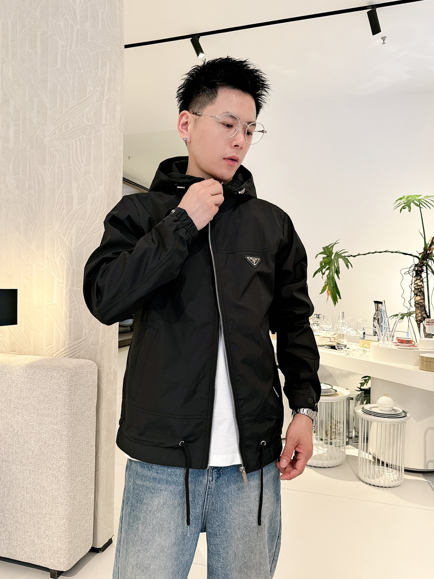 NO:513118,Prada 2025 autumn new jacket jacket, the new product on the show is perfect, comfortable and warm, the three standards are complete in color and full and attractive, and the very outstanding design easily advances the sense of fashion. The workmanship is extremely exquisite and rigorous, and the wiring is neat and meticulous!  A masterpiece of a big-name designer!  The upper body doesn't look bloated and super handsome!  Spot code M ~ XXXL,,prada,jackets & coats,jackets & coats,alexander wang19860909普拉达 2025秋季新款夹克外套,秀场新品品相非常完美,舒适保暖,三标齐全色泽饱满诱人,非常出彩的设计,轻松将时髦感进阶,做工极为考究严谨,走线工整细致！大牌设计师巨作！上身不显臃肿、超级帅气！现货码数M ～ XXXL,,prada,jackets & coats,jackets & coats,alexander wang,Men's clothing