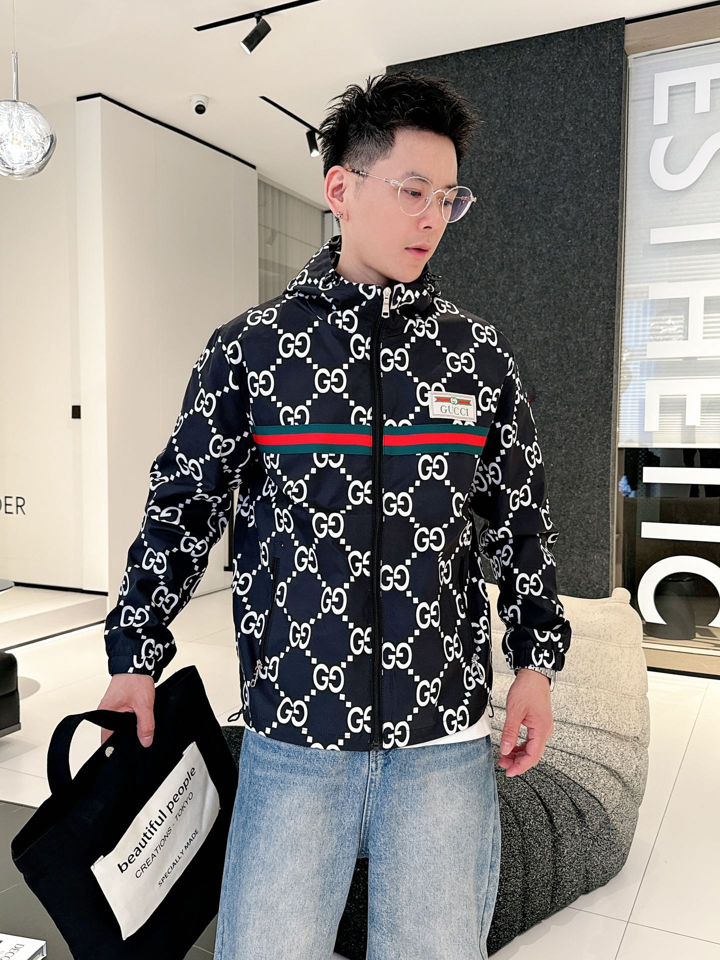 NO:513120,Guqi 2025 autumn new jacket jacket, the new product on the show is perfect, comfortable and warm, the three standards are complete in color and full and attractive, and the very outstanding design easily advances the sense of fashion, the workmanship is extremely exquisite and rigorous, and the wiring is neat and meticulous!  A masterpiece of a big-name designer!  The upper body doesn't look bloated and super handsome!  Spot code M ~ XXXL,,jackets & coats,jackets & coats,alexander wang19860909古奇 2025秋季新款夹克外套,秀场新品品相非常完美,舒适保暖,三标齐全色泽饱满诱人,非常出彩的设计,轻松将时髦感进阶,做工极为考究严谨,走线工整细致！大牌设计师巨作！上身不显臃肿、超级帅气！现货码数M ～ XXXL,,jackets & coats,jackets & coats,alexander wang,Men's clothing