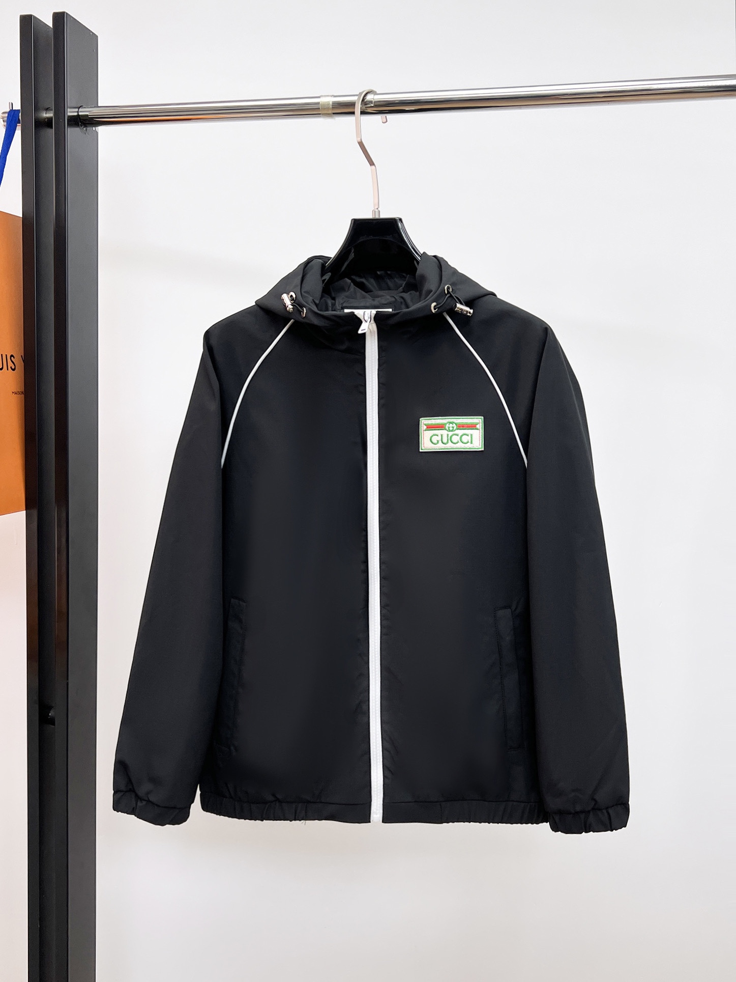 NO:130693,Guqi 2025 Spring New Men's Jacket, original single three-standard full high-end version!  Customized fabrics for counters are breathable and comfortable, with impeccable details, brand elements design concept, professional purchasing level reflects high quality. The feel is delicate and soft!  It is casually cut, with a great upper body style!  Code number M~XXXL,,jackets & coats,jackets & coats,alexander wang19860909古奇 2025开春新款男士夹克外套,原单三标齐全高端版本！专柜定制面料 透气舒适度高,细节无可挑剔,品牌元素设计理念,专业代购级体现高品质.手感细腻柔软！呈现休闲裁剪,上身版型超赞！码数M～XXXL,,jackets & coats,jackets & coats,alexander wang,Men's clothing