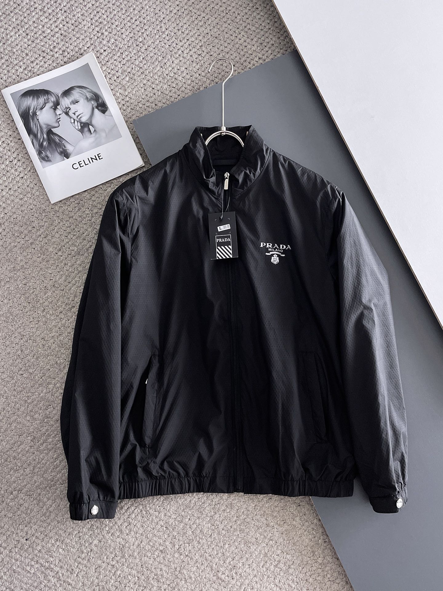 NO:122361,Prada's new spring jacket 2025, the new product on the show is perfect, comfortable and warm, the three-standard complete colors and full and attractive, and the very outstanding design easily advances the sense of fashion. The workmanship is extremely exquisite and rigorous, and the wiring is neat and meticulous!  A masterpiece of a big-name designer!  The upper body doesn't look bloated and super handsome!  Spot code M ~ XXXL,,prada,jackets & coats,jackets & coats,alexander wang19860909普拉达 2025春季新款夹克外套,秀场新品品相非常完美,舒适保暖,三标齐全色泽饱满诱人,非常出彩的设计,轻松将时髦感进阶,做工极为考究严谨,走线工整细致！大牌设计师巨作！上身不显臃肿、超级帅气！现货码数M ～ XXXL,,prada,jackets & coats,jackets & coats,alexander wang,Men's clothing