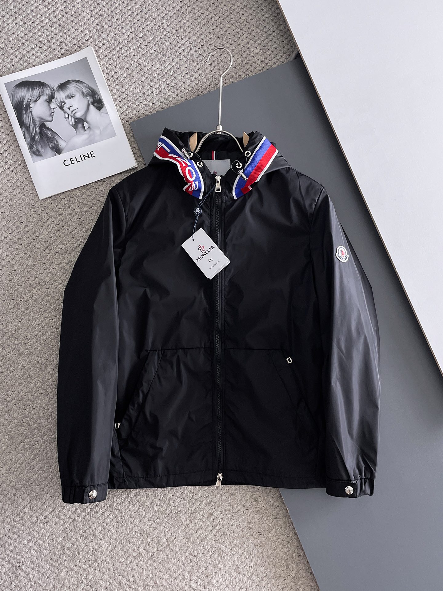 NO:122359,The new 2025 spring jacket, the new product on the show is perfect, comfortable and warm, the three-standard complete colors and full and attractive, and the very outstanding design easily advances the sense of fashion. The workmanship is extremely exquisite and rigorous, and the wiring is neat and meticulous!  A masterpiece of a big-name designer!  The upper body doesn't look bloated and super handsome!  Spot code M ~ XXXL,,Moncler,jackets & coats,jackets & coats,alexander wang19860909蒙口 2025春季新款夹克外套,秀场新品品相非常完美,舒适保暖,三标齐全色泽饱满诱人,非常出彩的设计,轻松将时髦感进阶,做工极为考究严谨,走线工整细致！大牌设计师巨作！上身不显臃肿、超级帅气！现货码数M ～ XXXL,,Moncler,jackets & coats,jackets & coats,alexander wang,Men's clothing