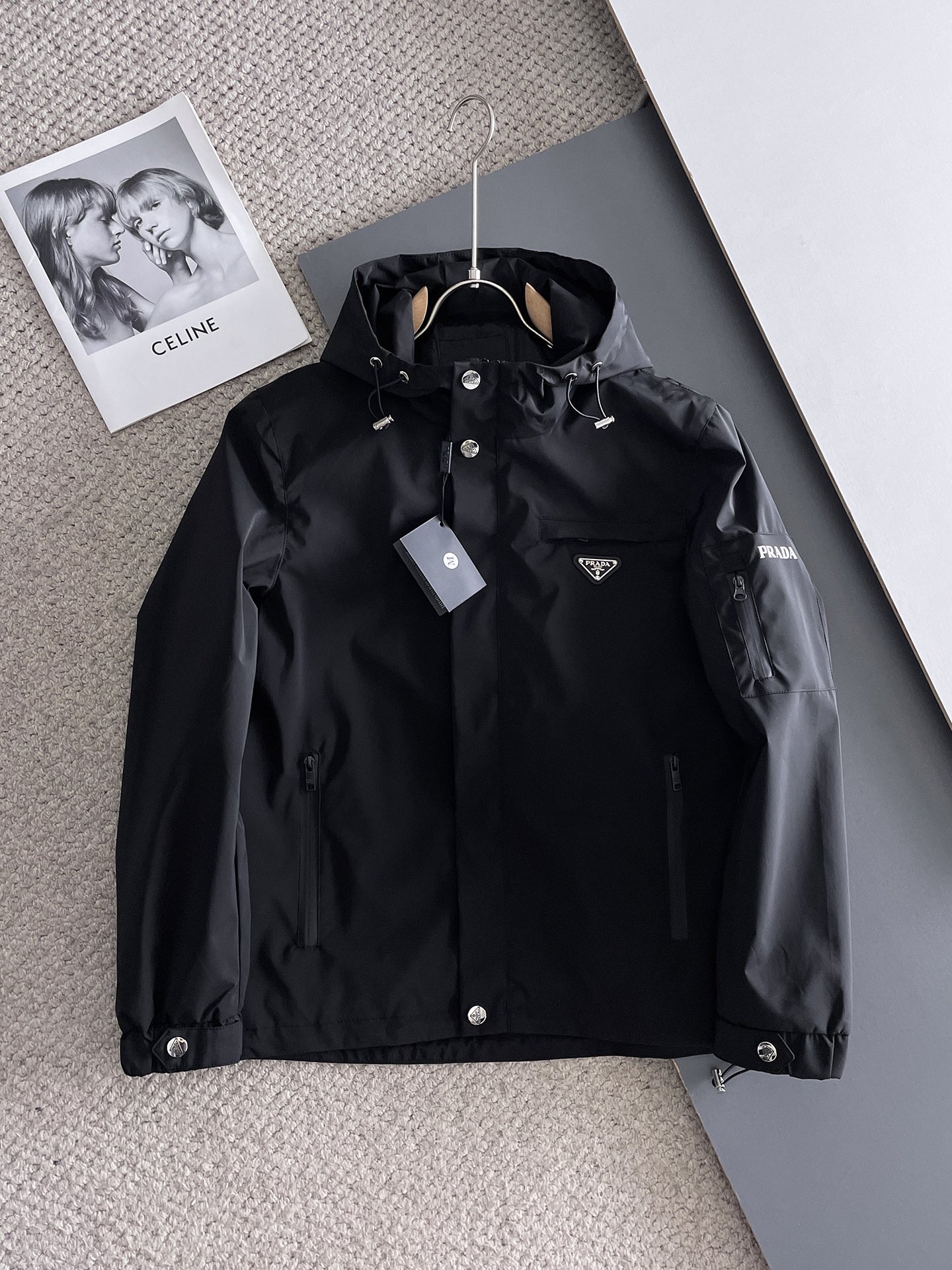 NO:122356,Prada's new spring jacket 2025, the new product on the show is perfect, comfortable and warm, the three-standard complete colors and full and attractive, and the very outstanding design easily advances the sense of fashion. The workmanship is extremely exquisite and rigorous, and the wiring is neat and meticulous!  A masterpiece of a big-name designer!  The upper body doesn't look bloated and super handsome!  Spot code M ~ XXXL,,prada,jackets & coats,jackets & coats,alexander wang19860909普拉达 2025春季新款夹克外套,秀场新品品相非常完美,舒适保暖,三标齐全色泽饱满诱人,非常出彩的设计,轻松将时髦感进阶,做工极为考究严谨,走线工整细致！大牌设计师巨作！上身不显臃肿、超级帅气！现货码数M ～ XXXL,,prada,jackets & coats,jackets & coats,alexander wang,Men's clothing