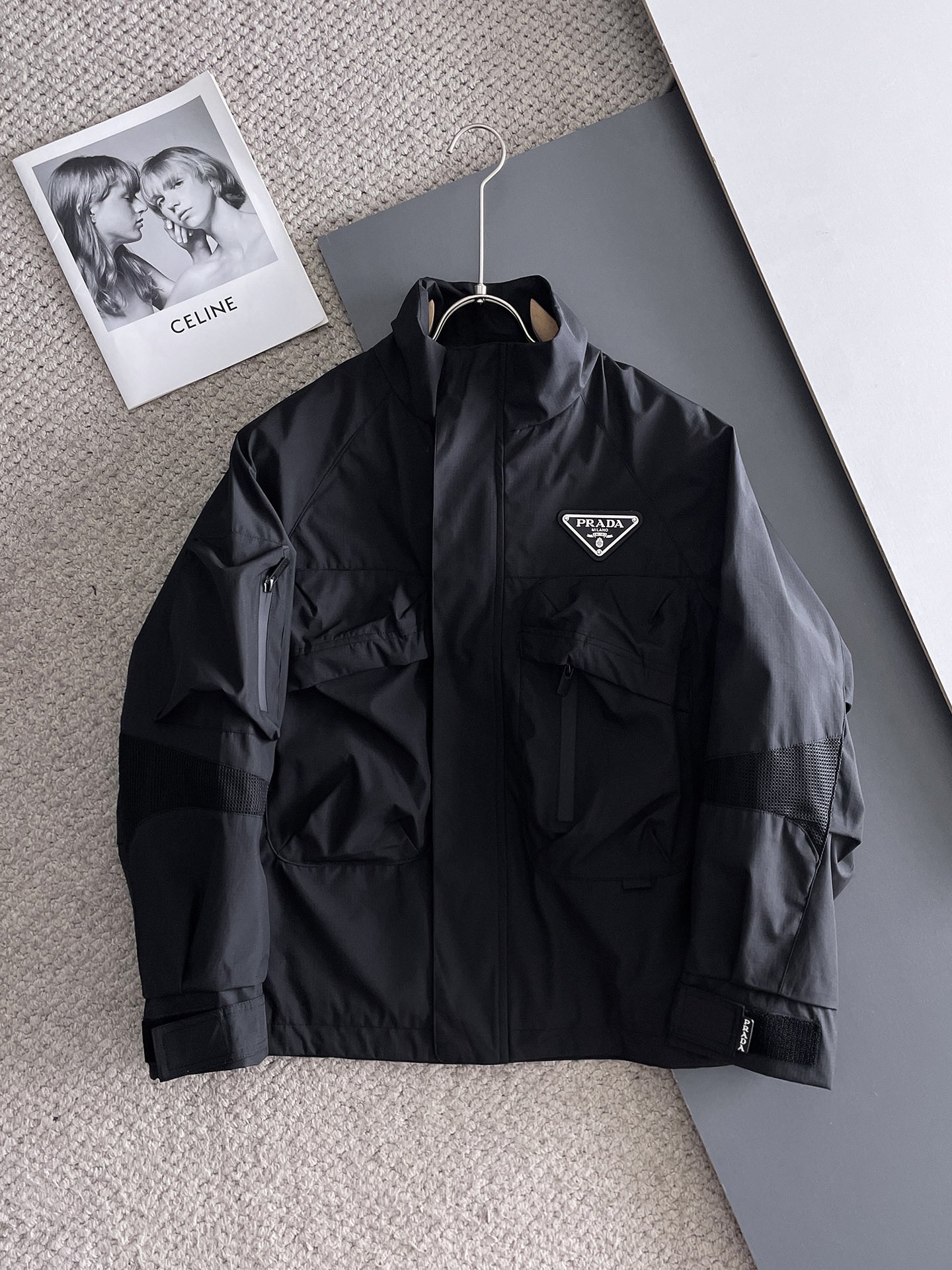 NO:122350,Prada's new spring jacket 2025, the new product on the show is perfect, comfortable and warm, the three-standard complete colors and full and attractive, and the very outstanding design easily advances the sense of fashion. The workmanship is extremely exquisite and rigorous, and the wiring is neat and meticulous!  A masterpiece of a big-name designer!  The upper body doesn't look bloated and super handsome!  Spot code M ~ XXXL,,prada,jackets & coats,jackets & coats,alexander wang19860909普拉达 2025春季新款夹克外套,秀场新品品相非常完美,舒适保暖,三标齐全色泽饱满诱人,非常出彩的设计,轻松将时髦感进阶,做工极为考究严谨,走线工整细致！大牌设计师巨作！上身不显臃肿、超级帅气！现货码数M ～ XXXL,,prada,jackets & coats,jackets & coats,alexander wang,Men's clothing