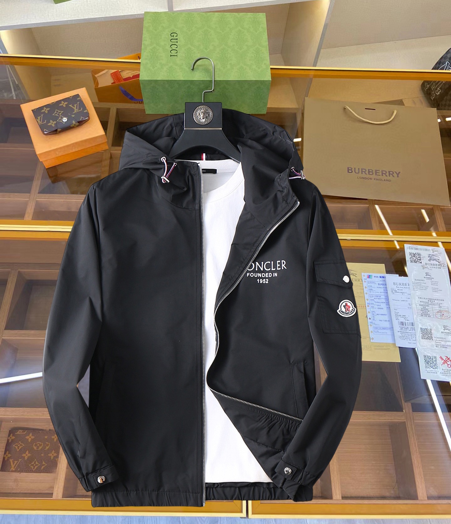 NO:119253,The new men's jacket for spring 2025, the original single three-standard full high-end version!  Customized fabrics for counters are breathable and comfortable, with impeccable details, brand elements design concept, professional purchasing level reflects high quality. The feel is delicate and soft!  It is casually cut, with a great upper body style!  Code number M~XXXL, Moncler, jackets & coats, jackets & coats, alexander wang19860909蒙口 2025开春新款男士夹克外套,原单三标齐全高端版本！专柜定制面料 透气舒适度高,细节无可挑剔,品牌元素设计理念,专业代购级体现高品质.手感细腻柔软！呈现休闲裁剪,上身版型超赞！码数M～XXXL,,Moncler,jackets & coats,jackets & coats,alexander wang,Men's clothing