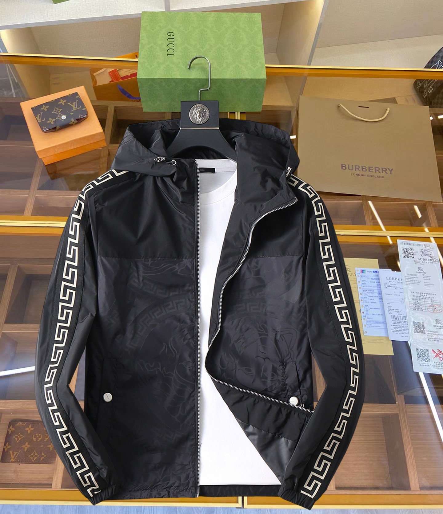 NO:119255,Versace 2025 Spring New Men's Jacket, original single three-standard full high-end version!  Customized fabrics for counters are breathable and comfortable, with impeccable details, brand elements design concept, professional purchasing level reflects high quality. The feel is delicate and soft!  It is casually cut, with a great upper body style!  Code number M~XXXL, versace, jackets & coats, jackets & coats, alexander wang19860909范思哲 2025开春新款男士夹克外套,原单三标齐全高端版本！专柜定制面料 透气舒适度高,细节无可挑剔,品牌元素设计理念,专业代购级体现高品质.手感细腻柔软！呈现休闲裁剪,上身版型超赞！码数M～XXXL,,versace,jackets & coats,jackets & coats,alexander wang,Men's clothing