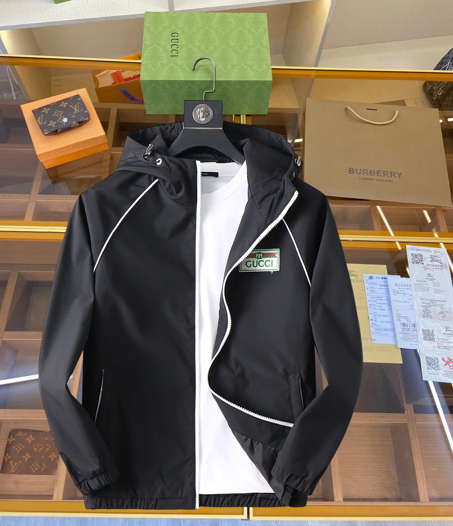 NO:119257,Guqi 2025 Spring New Men's Jacket, original single three-standard full high-end version!  Customized fabrics for counters are breathable and comfortable, with impeccable details, brand elements design concept, professional purchasing level reflects high quality. The feel is delicate and soft!  It is casually cut, with a great upper body style!  Code number M~XXXL,,jackets & coats,jackets & coats,alexander wang19860909古奇 2025开春新款男士夹克外套,原单三标齐全高端版本！专柜定制面料 透气舒适度高,细节无可挑剔,品牌元素设计理念,专业代购级体现高品质.手感细腻柔软！呈现休闲裁剪,上身版型超赞！码数M～XXXL,,jackets & coats,jackets & coats,alexander wang,Men's clothing