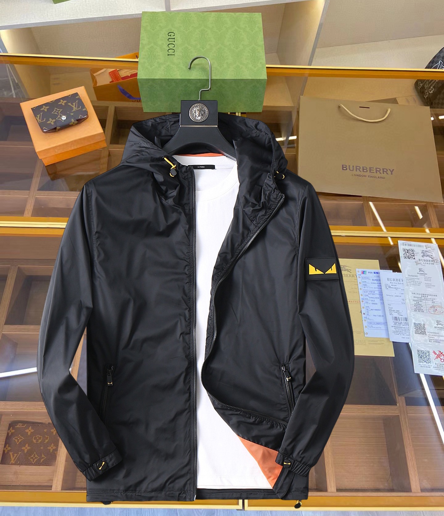 NO:119261,Fendi 2025 Spring New Men's Jacket, original single three-standard full high-end version!  Customized fabrics for counters are breathable and comfortable, with impeccable details, brand elements design concept, professional purchasing level reflects high quality. The feel is delicate and soft!  It is casually cut, with a great upper body style!  Code number M~XXXL,,fendi,jackets & coats,jackets & coats,alexander wang19860909芬迪 2025开春新款男士夹克外套,原单三标齐全高端版本！专柜定制面料 透气舒适度高,细节无可挑剔,品牌元素设计理念,专业代购级体现高品质.手感细腻柔软！呈现休闲裁剪,上身版型超赞！码数M～XXXL,,fendi,jackets & coats,jackets & coats,alexander wang,Men's clothing