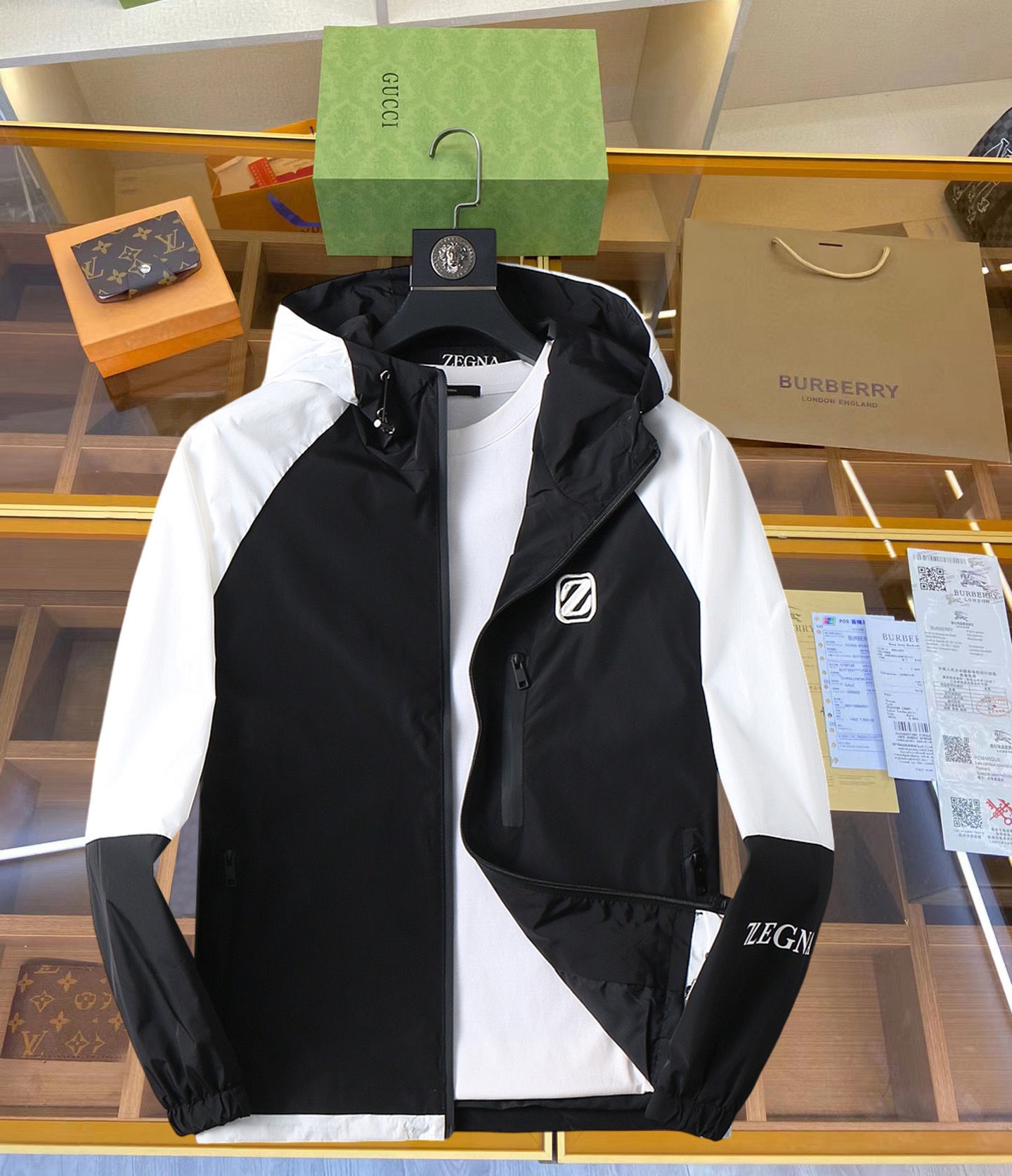 NO:119268,Zenia's new men's jacket in the spring of 2025, the original three-standard full high-end version!  Customized fabrics for counters are breathable and comfortable, with impeccable details, brand elements design concept, professional purchasing level reflects high quality. The feel is delicate and soft!  It is casually cut, with a great upper body style!  Code number M~XXXL, zegna, jackets & coats, jackets & coats, alexander wang19860909杰尼亚 2025开春新款男士夹克外套,原单三标齐全高端版本！专柜定制面料 透气舒适度高,细节无可挑剔,品牌元素设计理念,专业代购级体现高品质.手感细腻柔软！呈现休闲裁剪,上身版型超赞！码数M～XXXL,,zegna,jackets & coats,jackets & coats,alexander wang,Men's clothing