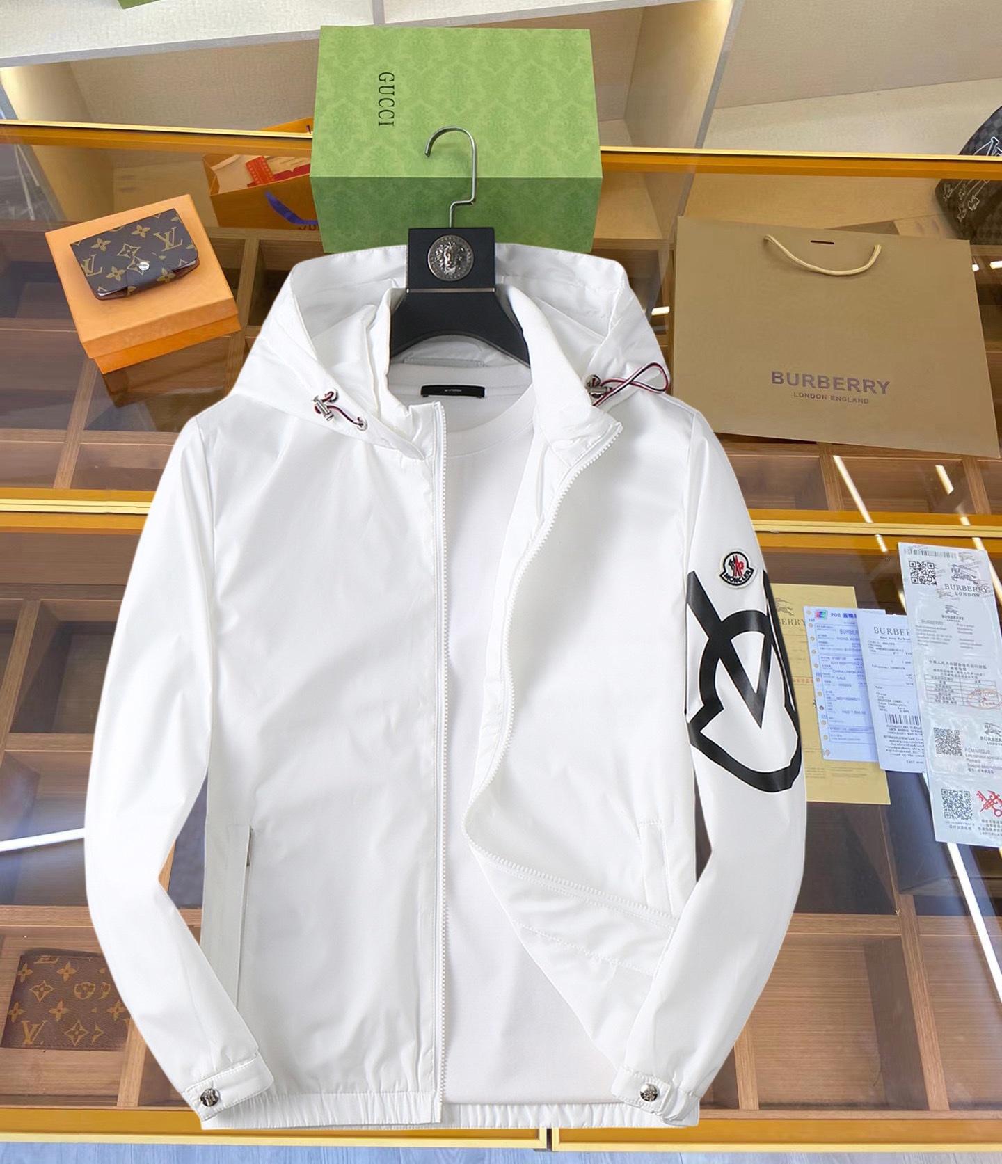 NO:119263,The new men's jacket for spring 2025, the original single three-standard full high-end version!  Customized fabrics for counters are breathable and comfortable, with impeccable details, brand elements design concept, professional purchasing level reflects high quality. The feel is delicate and soft!  It is casually cut, with a great upper body style!  Code number M~XXXL, Moncler, jackets & coats, jackets & coats, alexander wang19860909蒙口 2025开春新款男士夹克外套,原单三标齐全高端版本！专柜定制面料 透气舒适度高,细节无可挑剔,品牌元素设计理念,专业代购级体现高品质.手感细腻柔软！呈现休闲裁剪,上身版型超赞！码数M～XXXL,,Moncler,jackets & coats,jackets & coats,alexander wang,Men's clothing