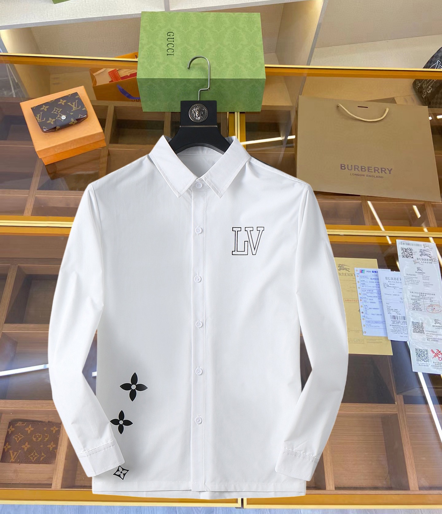 NO:119242,LV high-end casual series!  2025 new spring counter casual long-sleeved shirt!  The latest brand element logo heavy industry design, traceless tailoring, imported 80-plus super high-stretched yarn cotton, smooth and comfortable to touch, good elasticity, soft and delicate, not easy to pill! It is extremely fashionable, durable and has a tone, and the upper body is very handsome, comfortable, and extremely stylish and versatile!  !  A must-have for successful men!  Size M-3XL, placing an order to report height and weight, louis vuitton,shirts,alexander wang19860909LV 高端休闲系列！2025开春新品专柜休闲长袖衬衫！品牌最新元素logo重工设计 无痕剪裁 进口80支的超高支纱棉,手感柔滑舒适,弹性佳 软软细腻 不易起球!极为时尚耐看有腔调,上身非常帅气 舒服,极致有型的百搭款！！成功男士必备！尺码M-3XL,下单报身高体重,,louis vuitton,shirts,alexander wang,Men's clothing