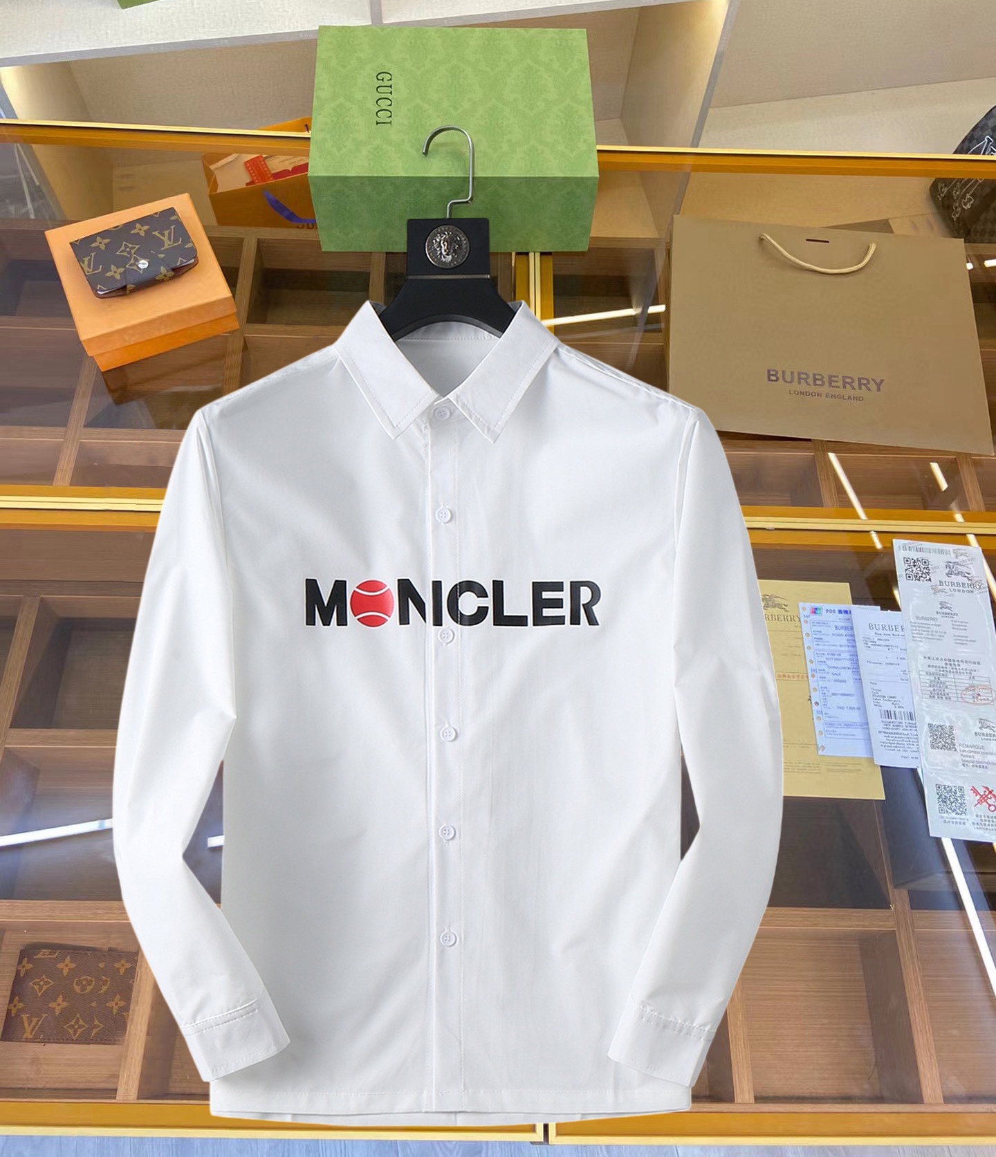 NO:119232,Mask high-end casual series!  2025 new spring counter casual long-sleeved shirt!  The latest brand element logo heavy industry design, traceless tailoring, imported 80-plus super high-stretched yarn cotton, smooth and comfortable to touch, good elasticity, soft and delicate, not easy to pill! It is extremely fashionable, durable and has a tone, and the upper body is very handsome, comfortable, and extremely stylish and versatile!  !  A must-have for successful men!  Size M-3XL, placing an order to report height and weight, Moncler,shirts,alexander wang19860909蒙口 高端休闲系列！2025开春新品专柜休闲长袖衬衫！品牌最新元素logo重工设计 无痕剪裁 进口80支的超高支纱棉,手感柔滑舒适,弹性佳 软软细腻 不易起球!极为时尚耐看有腔调,上身非常帅气 舒服,极致有型的百搭款！！成功男士必备！尺码M-3XL,下单报身高体重,,Moncler,shirts,alexander wang,Men's clothing