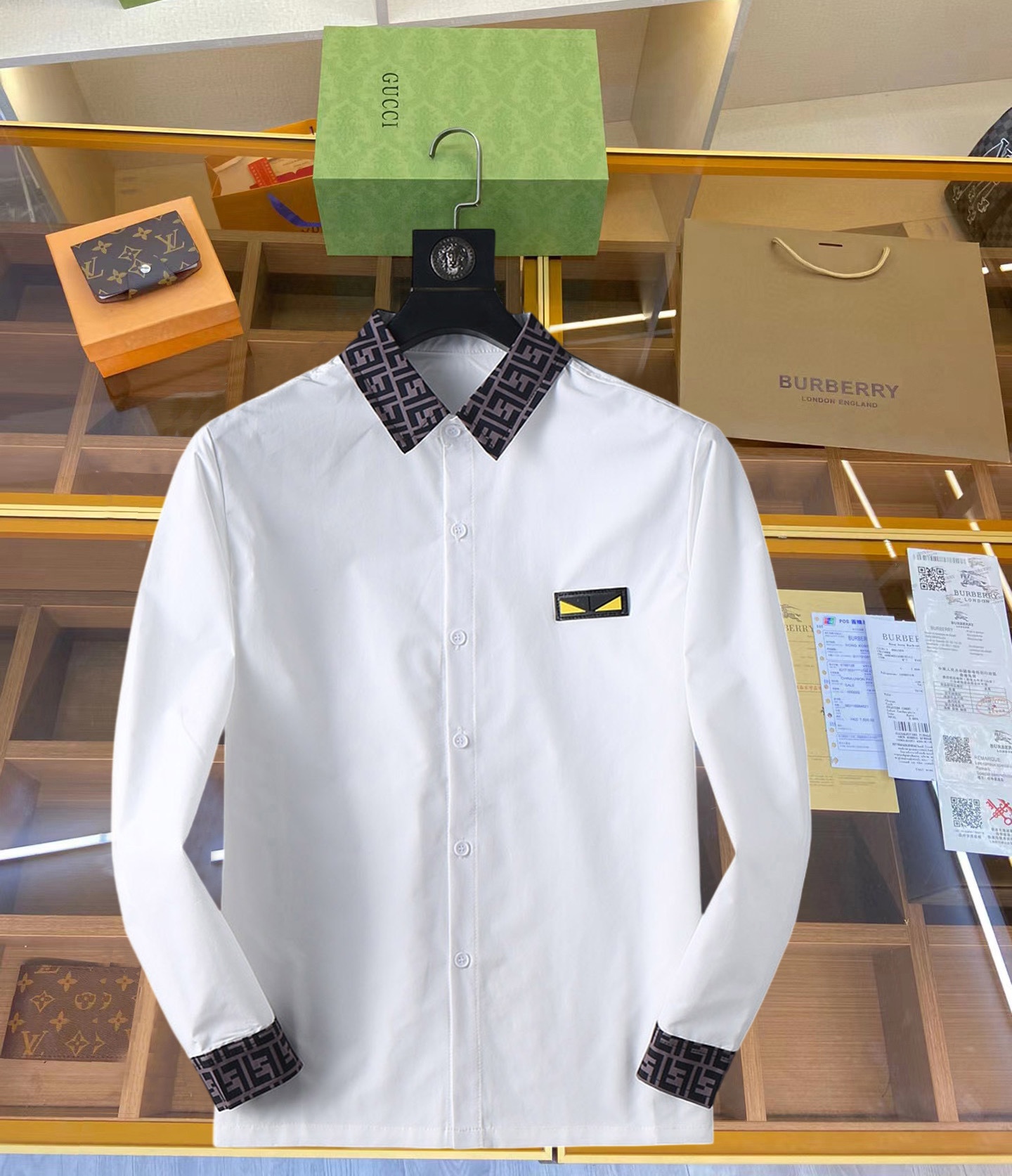 NO:119220,Fendi High-end Casual Series!  2025 new spring counter casual long-sleeved shirt!  The latest brand element logo heavy industry design, traceless tailoring, imported 80-plus super high-stretched yarn cotton, smooth and comfortable to touch, good elasticity, soft and delicate, not easy to pill! It is extremely fashionable, durable and has a tone, and the upper body is very handsome, comfortable, and extremely stylish and versatile!  !  A must-have for successful men!  Size M-3XL, placing an order to report height and weight, fendi,shirts,alexander wang19860909芬迪 高端休闲系列！2025开春新品专柜休闲长袖衬衫！品牌最新元素logo重工设计 无痕剪裁 进口80支的超高支纱棉,手感柔滑舒适,弹性佳 软软细腻 不易起球!极为时尚耐看有腔调,上身非常帅气 舒服,极致有型的百搭款！！成功男士必备！尺码M-3XL,下单报身高体重,,fendi,shirts,alexander wang,Men's clothing