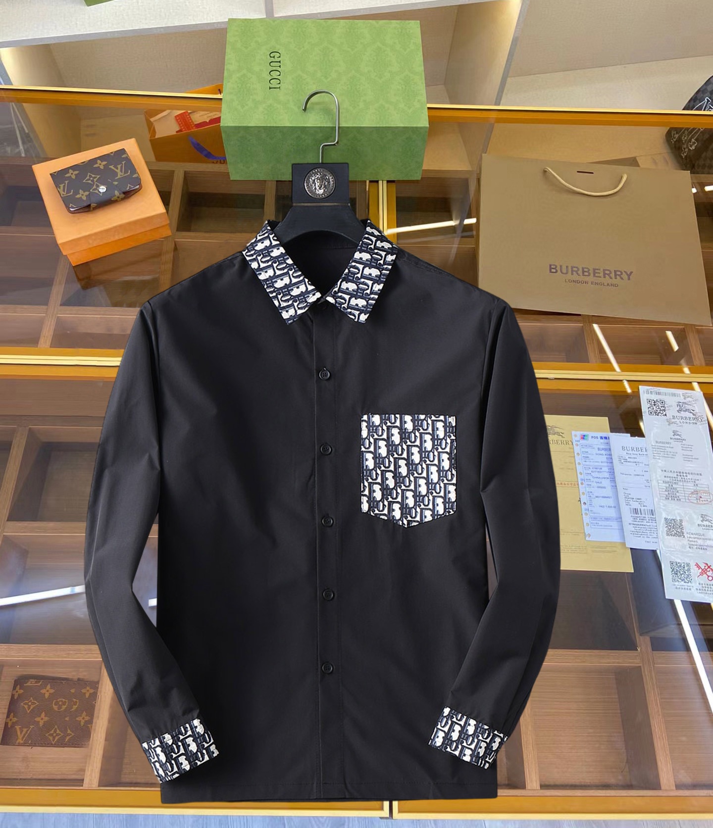 NO:119229,Dior High-end casual series!  2025 new spring counter casual long-sleeved shirt!  The latest brand element logo heavy industry design, traceless tailoring, imported 80-plus super high-stretched yarn cotton, smooth and comfortable to touch, good elasticity, soft and delicate, not easy to pill! It is extremely fashionable, durable and has a tone, and the upper body is very handsome, comfortable, and extremely stylish and versatile!  !  A must-have for successful men!  Size M-3XL, placing an order to report height and weight, dior,shirts,alexander wang19860909迪奥 高端休闲系列！2025开春新品专柜休闲长袖衬衫！品牌最新元素logo重工设计 无痕剪裁 进口80支的超高支纱棉,手感柔滑舒适,弹性佳 软软细腻 不易起球!极为时尚耐看有腔调,上身非常帅气 舒服,极致有型的百搭款！！成功男士必备！尺码M-3XL,下单报身高体重,,dior,shirts,alexander wang,Men's clothing