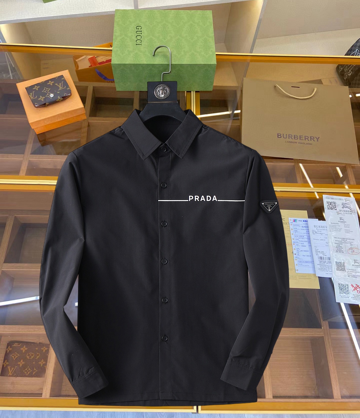 NO:119235,Prada High-end Casual Series!  2025 new spring counter casual long-sleeved shirt!  The latest brand element logo heavy industry design, traceless tailoring, imported 80-plus super high-stretched yarn cotton, smooth and comfortable to touch, good elasticity, soft and delicate, not easy to pill! It is extremely fashionable, durable and has a tone, and the upper body is very handsome, comfortable, and extremely stylish and versatile!  !  A must-have for successful men!  Size M-3XL, order to report height and weight, prada,shirts,alexander wang19860909普拉达 高端休闲系列！2025开春新品专柜休闲长袖衬衫！品牌最新元素logo重工设计 无痕剪裁 进口80支的超高支纱棉,手感柔滑舒适,弹性佳 软软细腻 不易起球!极为时尚耐看有腔调,上身非常帅气 舒服,极致有型的百搭款！！成功男士必备！尺码M-3XL,下单报身高体重,,prada,shirts,alexander wang,Men's clothing