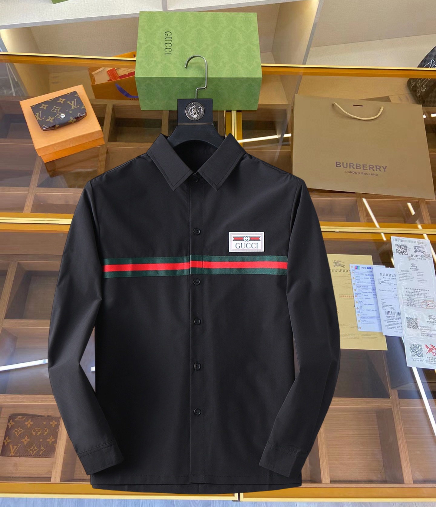 NO:119223,Guqi high-end casual series!  2025 new spring counter casual long-sleeved shirt!  The latest brand element logo heavy industry design, traceless tailoring, imported 80-plus super high-stretched yarn cotton, smooth and comfortable to touch, good elasticity, soft and delicate, not easy to pill! It is extremely fashionable, durable and has a tone, and the upper body is very handsome, comfortable, and extremely stylish and versatile!  !  A must-have for successful men!  Size M-3XL, placing an order to report height and weight, Shirts, alexander wang19860909古奇 高端休闲系列！2025开春新品专柜休闲长袖衬衫！品牌最新元素logo重工设计 无痕剪裁 进口80支的超高支纱棉,手感柔滑舒适,弹性佳 软软细腻 不易起球!极为时尚耐看有腔调,上身非常帅气 舒服,极致有型的百搭款！！成功男士必备！尺码M-3XL,下单报身高体重,,shirts,alexander wang,Men's clothing