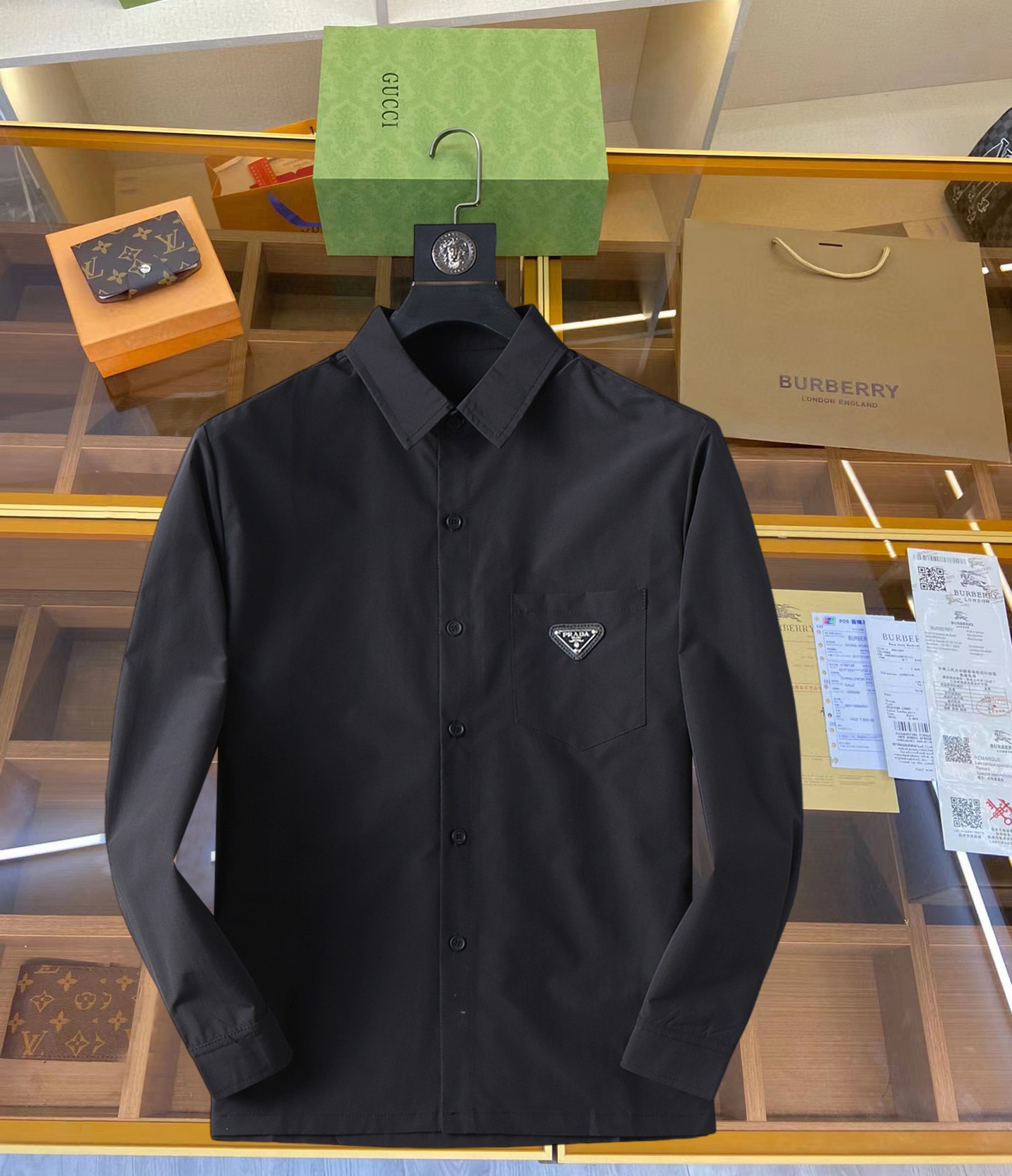 NO:119217,Prada High-end Casual Series!  2025 new spring counter casual long-sleeved shirt!  The latest brand element logo heavy industry design, traceless tailoring, imported 80-plus super high-stretched yarn cotton, smooth and comfortable to touch, good elasticity, soft and delicate, not easy to pill! It is extremely fashionable, durable and has a tone, and the upper body is very handsome, comfortable, and extremely stylish and versatile!  !  A must-have for successful men!  Size M-3XL, order to report height and weight, prada,shirts,alexander wang19860909普拉达 高端休闲系列！2025开春新品专柜休闲长袖衬衫！品牌最新元素logo重工设计 无痕剪裁 进口80支的超高支纱棉,手感柔滑舒适,弹性佳 软软细腻 不易起球!极为时尚耐看有腔调,上身非常帅气 舒服,极致有型的百搭款！！成功男士必备！尺码M-3XL,下单报身高体重,,prada,shirts,alexander wang,Men's clothing