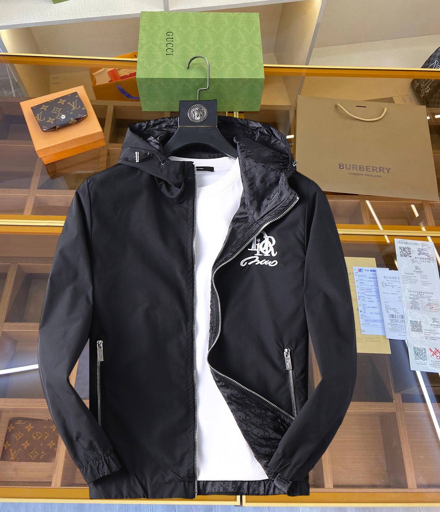 NO:119271,Dior double-sided wear, 2025 new men's jacket in the spring, the original single three-standard high-end version!  Customized fabrics for counters are breathable and comfortable, with impeccable details, brand elements design concept, professional purchasing level reflects high quality. The feel is delicate and soft!  It is casually cut, with a great upper body style!  Code number M~XXXL,,dior,jackets & coats,jackets & coats,alexander wang19860909迪奥 双面穿,2025开春新款男士夹克外套,原单三标齐全高端版本！专柜定制面料 透气舒适度高,细节无可挑剔,品牌元素设计理念,专业代购级体现高品质.手感细腻柔软！呈现休闲裁剪,上身版型超赞！码数M～XXXL,,dior,jackets & coats,jackets & coats,alexander wang,Men's clothing