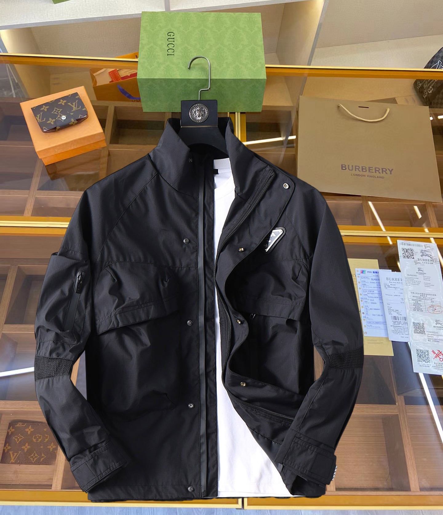 NO:119247,Prada 2025 Spring New Men's Jacket, original single three-standard full high-end version!  Customized fabrics for counters are breathable and comfortable, with impeccable details, brand elements design concept, professional purchasing level reflects high quality. The feel is delicate and soft!  It is casually cut, with a great upper body style!  Code number M~XXXL,,prada,jackets & coats,jackets & coats,alexander wang19860909普拉达 2025开春新款男士夹克外套,原单三标齐全高端版本！专柜定制面料 透气舒适度高,细节无可挑剔,品牌元素设计理念,专业代购级体现高品质.手感细腻柔软！呈现休闲裁剪,上身版型超赞！码数M～XXXL,,prada,jackets & coats,jackets & coats,alexander wang,Men's clothing