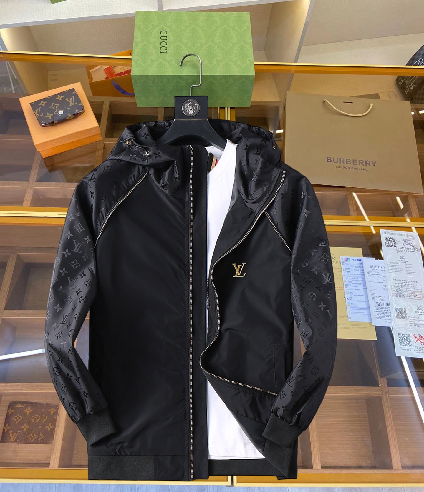 NO:119274,LV 2025 Spring New Men's Jacket, original single three-standard full high-end version!  Customized fabrics for counters are breathable and comfortable, with impeccable details, brand elements design concept, professional purchasing level reflects high quality. The feel is delicate and soft!  It is casually cut, with a great upper body style!  Number of codes M~XXXL, louis vuitton,jackets & coats,jackets & coats,alexander wang19860909LV 2025开春新款男士夹克外套,原单三标齐全高端版本！专柜定制面料 透气舒适度高,细节无可挑剔,品牌元素设计理念,专业代购级体现高品质.手感细腻柔软！呈现休闲裁剪,上身版型超赞！码数M～XXXL,,louis vuitton,jackets & coats,jackets & coats,alexander wang,Men's clothing