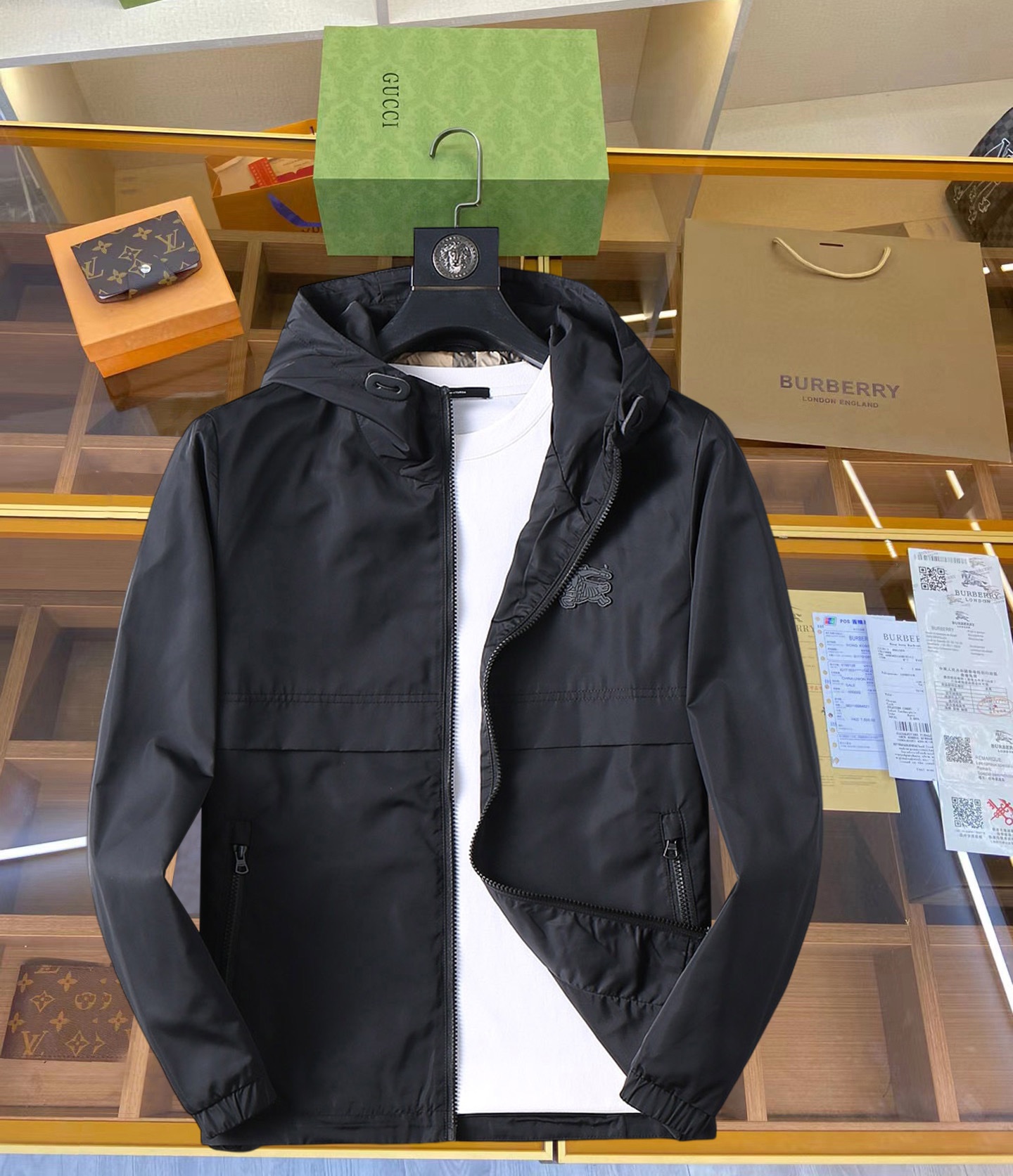 NO:119277,Burberry's new men's jacket in the spring of 2025, the original single three-standard high-end version!  Customized fabrics for counters are breathable and comfortable, with impeccable details, brand elements design concept, professional purchasing level reflects high quality. The feel is delicate and soft!  It is casually cut, with a great upper body style!  Code number M~XXXL, burberry, jackets & coats, jackets & coats, alexander wang19860909巴宝莉 2025开春新款男士夹克外套,原单三标齐全高端版本！专柜定制面料 透气舒适度高,细节无可挑剔,品牌元素设计理念,专业代购级体现高品质.手感细腻柔软！呈现休闲裁剪,上身版型超赞！码数M～XXXL,,burberry,jackets & coats,jackets & coats,alexander wang,Men's clothing