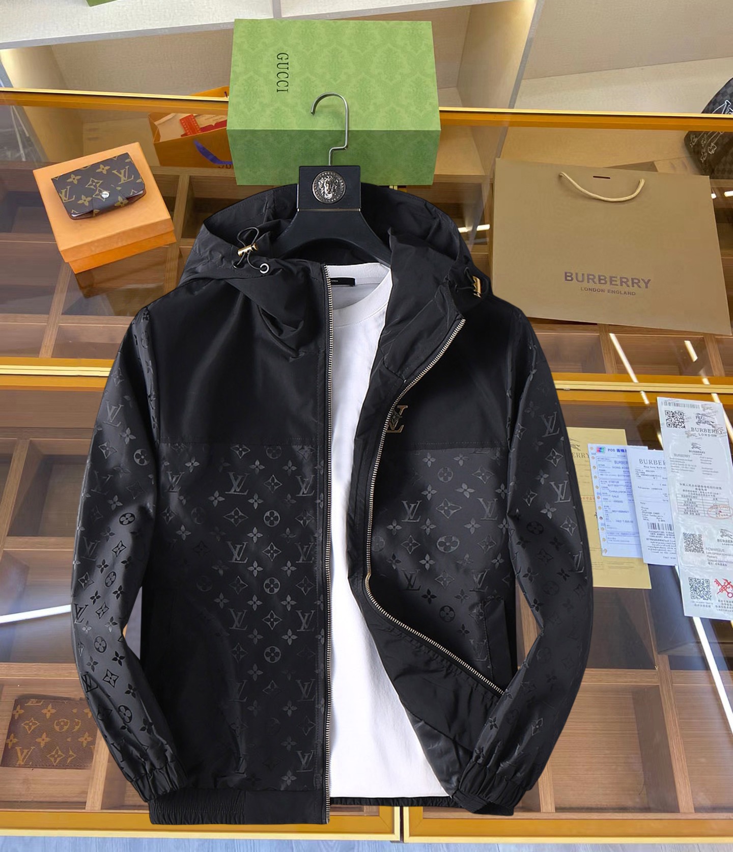 NO:119283,LV 2025 Spring New Men's Jacket, original single three-standard full high-end version!  Customized fabrics for counters are breathable and comfortable, with impeccable details, brand elements design concept, professional purchasing level reflects high quality. The feel is delicate and soft!  It is casually cut, with a great upper body style!  Number of codes M~XXXL, louis vuitton,jackets & coats,jackets & coats,alexander wang19860909LV 2025开春新款男士夹克外套,原单三标齐全高端版本！专柜定制面料 透气舒适度高,细节无可挑剔,品牌元素设计理念,专业代购级体现高品质.手感细腻柔软！呈现休闲裁剪,上身版型超赞！码数M～XXXL,,louis vuitton,jackets & coats,jackets & coats,alexander wang,Men's clothing