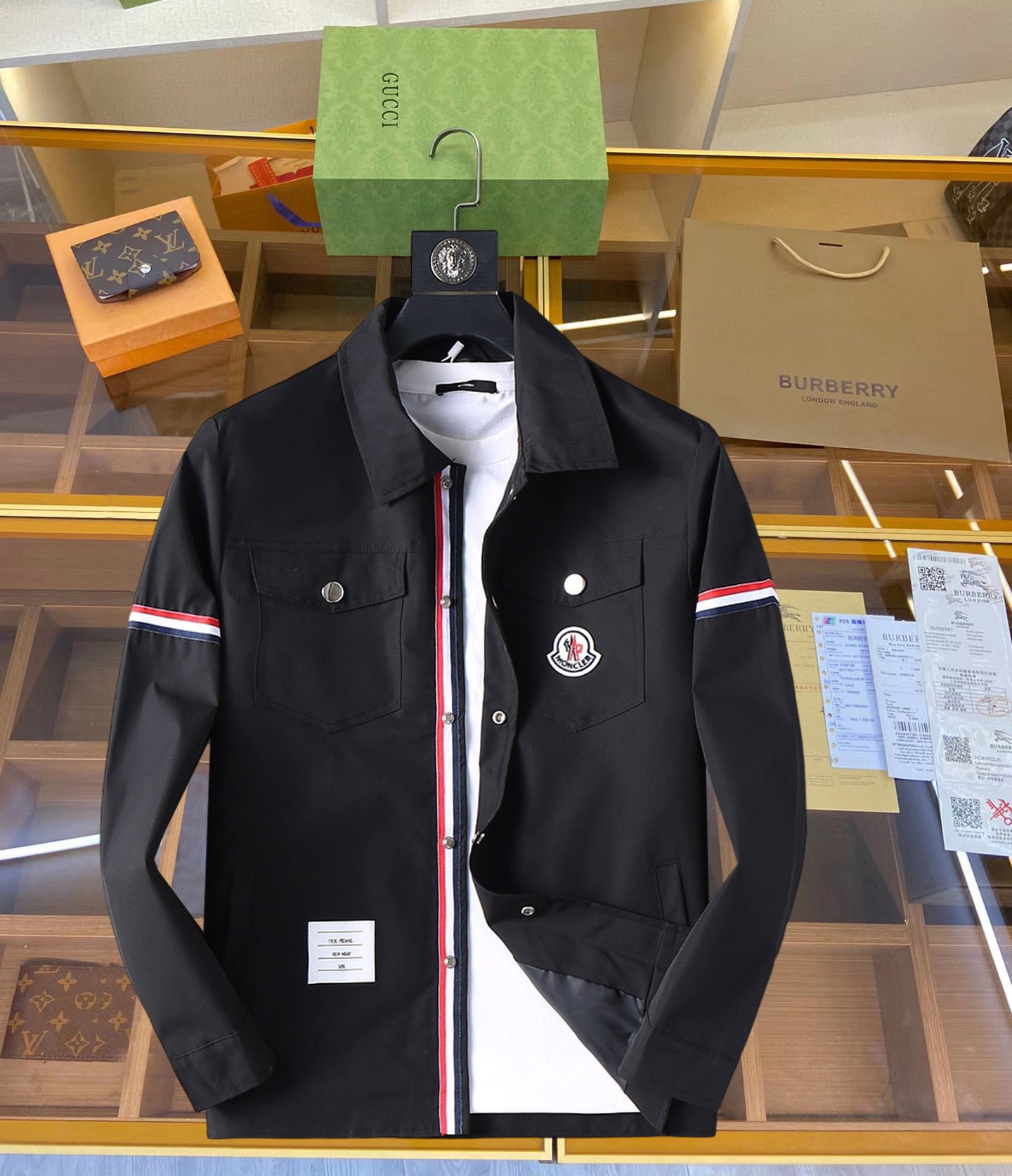 NO:119250,The new men's jacket for spring 2025, the original single three-standard full high-end version!  Customized fabrics for counters are breathable and comfortable, with impeccable details, brand elements design concept, professional purchasing level reflects high quality. The feel is delicate and soft!  It is casually cut, with a great upper body style!  Code number M~XXXL, Moncler, jackets & coats, jackets & coats, alexander wang19860909蒙口 2025开春新款男士夹克外套,原单三标齐全高端版本！专柜定制面料 透气舒适度高,细节无可挑剔,品牌元素设计理念,专业代购级体现高品质.手感细腻柔软！呈现休闲裁剪,上身版型超赞！码数M～XXXL,,Moncler,jackets & coats,jackets & coats,alexander wang,Men's clothing