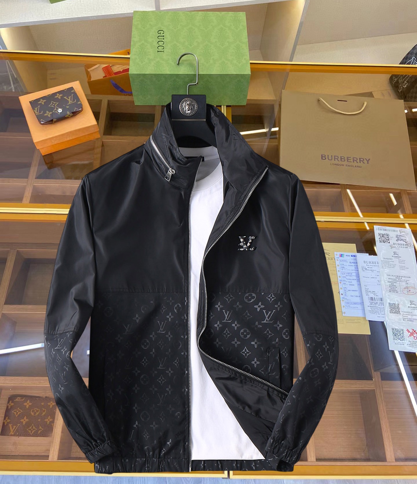 NO:119289,LV 2025 Spring New Men's Jacket, original single three-standard full high-end version!  Customized fabrics for counters are breathable and comfortable, with impeccable details, brand elements design concept, professional purchasing level reflects high quality. The feel is delicate and soft!  It is casually cut, with a great upper body style!  Number of codes M~XXXL, louis vuitton,jackets & coats,jackets & coats,alexander wang19860909LV 2025开春新款男士夹克外套,原单三标齐全高端版本！专柜定制面料 透气舒适度高,细节无可挑剔,品牌元素设计理念,专业代购级体现高品质.手感细腻柔软！呈现休闲裁剪,上身版型超赞！码数M～XXXL,,louis vuitton,jackets & coats,jackets & coats,alexander wang,Men's clothing