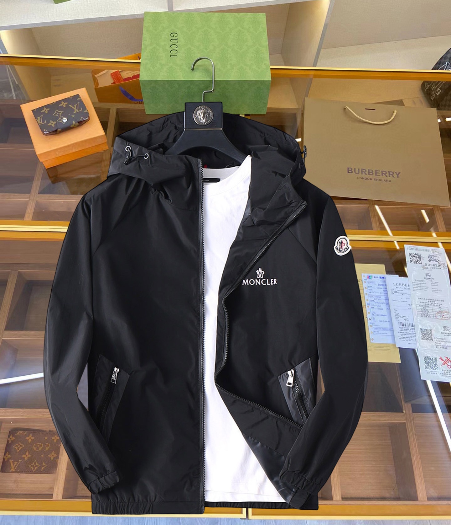 NO:119292,The new men's jacket for spring 2025, the original single three-standard full high-end version!  Customized fabrics for counters are breathable and comfortable, with impeccable details, brand elements design concept, professional purchasing level reflects high quality. The feel is delicate and soft!  It is casually cut, with a great upper body style!  Code number M~XXXL, Moncler, jackets & coats, jackets & coats, alexander wang19860909蒙口 2025开春新款男士夹克外套,原单三标齐全高端版本！专柜定制面料 透气舒适度高,细节无可挑剔,品牌元素设计理念,专业代购级体现高品质.手感细腻柔软！呈现休闲裁剪,上身版型超赞！码数M～XXXL,,Moncler,jackets & coats,jackets & coats,alexander wang,Men's clothing