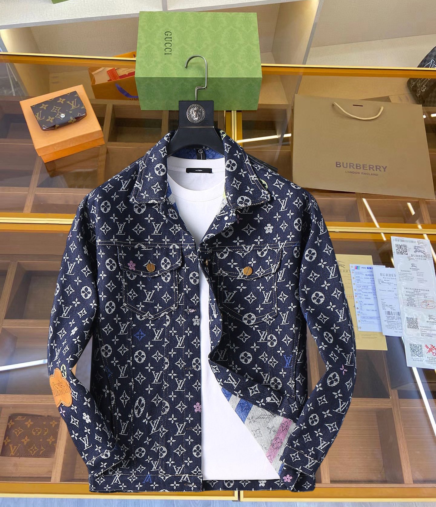 NO:119252,LV 2025 Spring New Men's Jacket, original single three-standard full high-end version!  Customized fabrics for counters are breathable and comfortable, with impeccable details, brand elements design concept, professional purchasing level reflects high quality. The feel is delicate and soft!  It is casually cut, with a great upper body style!  Number of codes M~XXXL, louis vuitton,jackets & coats,jackets & coats,alexander wang19860909LV 2025开春新款男士夹克外套,原单三标齐全高端版本！专柜定制面料 透气舒适度高,细节无可挑剔,品牌元素设计理念,专业代购级体现高品质.手感细腻柔软！呈现休闲裁剪,上身版型超赞！码数M～XXXL,,louis vuitton,jackets & coats,jackets & coats,alexander wang,Men's clothing